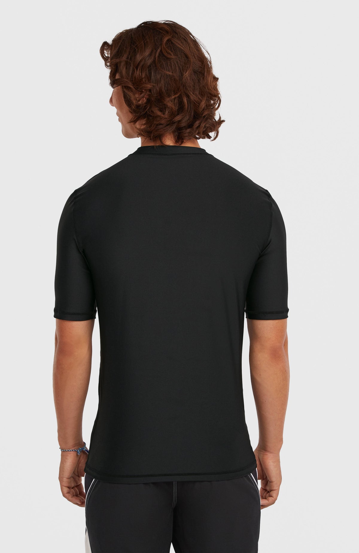 Shortsleeve-UV-Shirt für Herren in Schwarz, Rückansicht am Model mit kurzen Ärmeln und geradem Saum