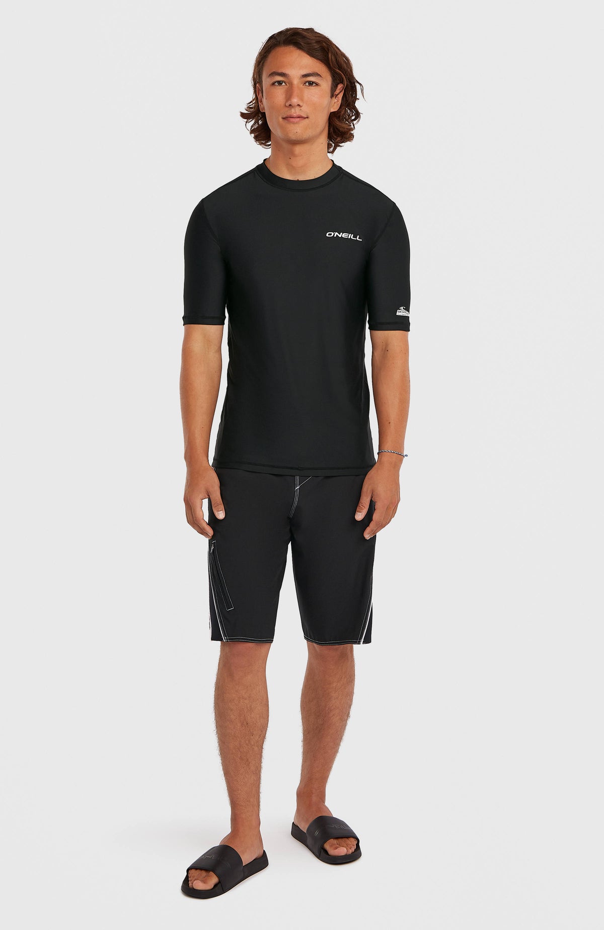 Schwarzes Shortsleeve-UV-Shirt für Herren, Ganzkörperansicht am Model von vorne kombiniert mit Badeshorts