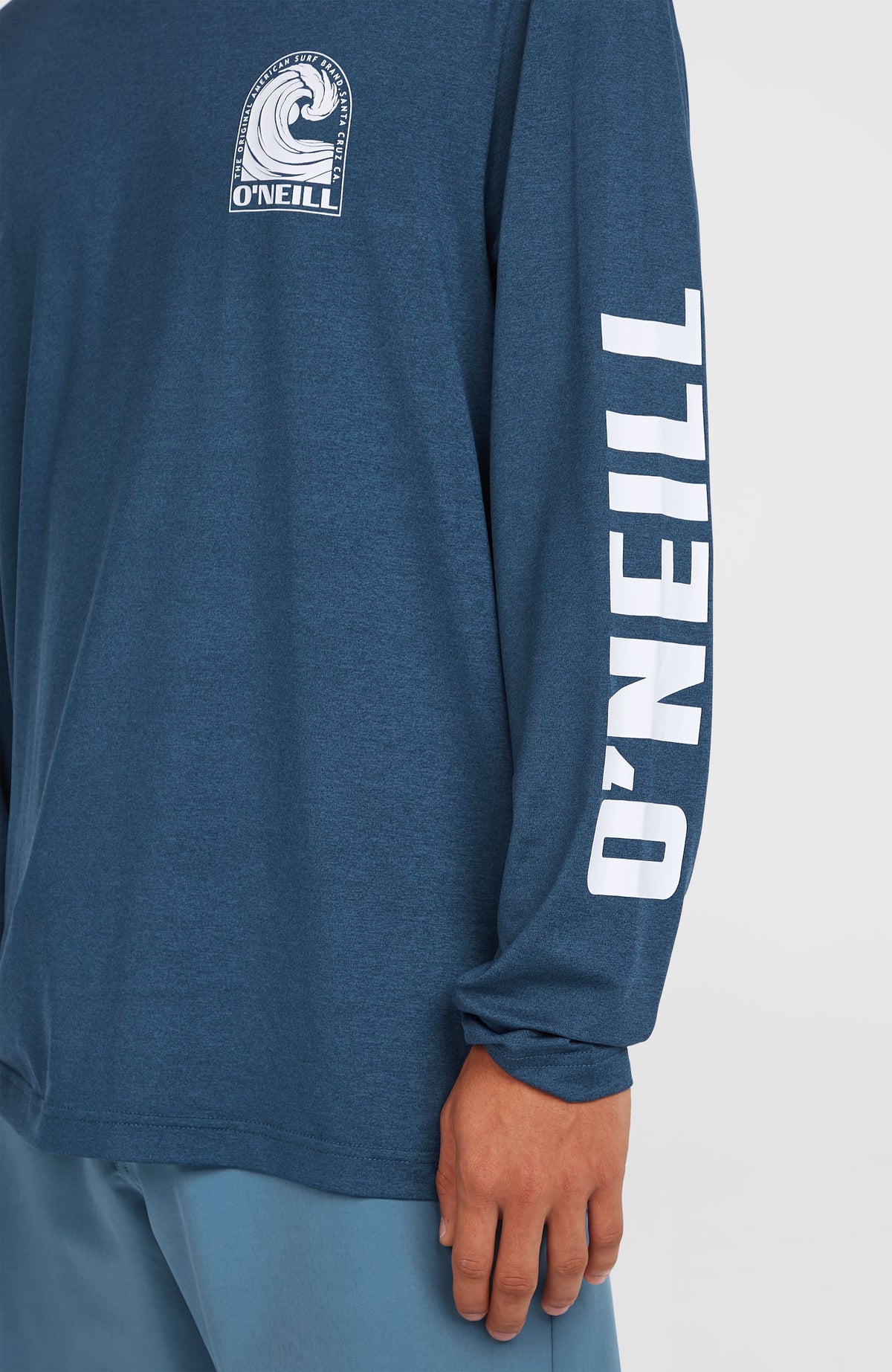 UPF Hoodie für Herren, blau mit Logo-Print in Weiß, Nahaufnahme des Ärmels am Model