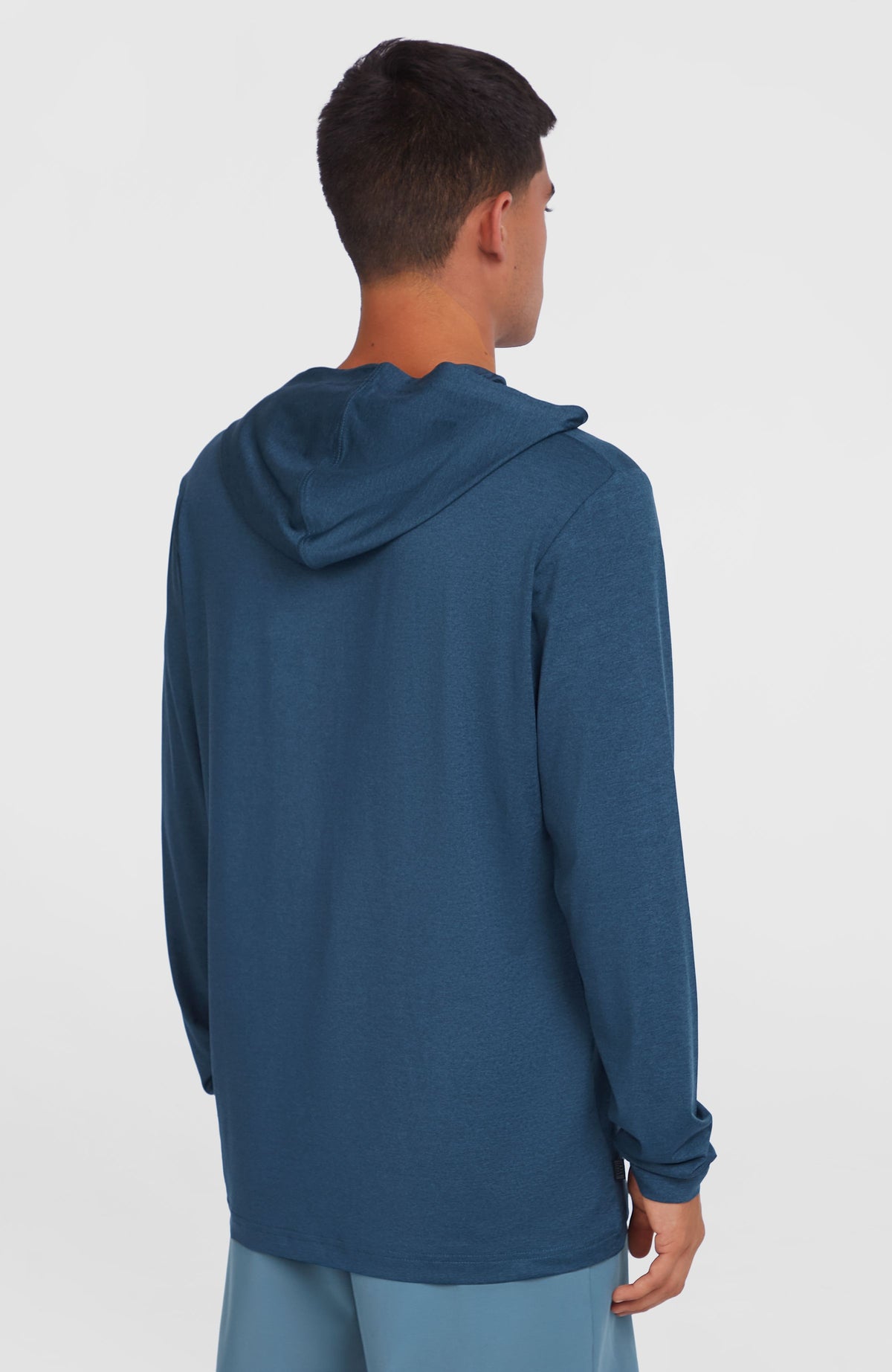 UPF Hoodie für Herren, blau mit Logo-Print in Weiß, Rückansicht am Model mit Kapuze