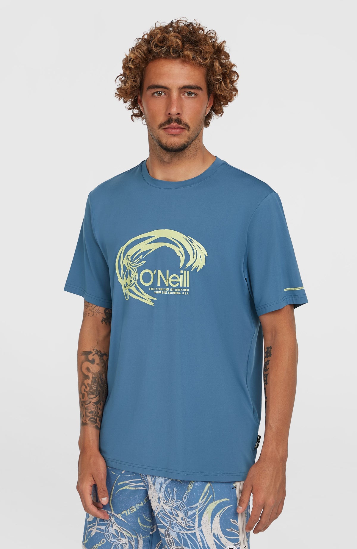 O'Neill O'Riginals Hybrid UPF 50+ Graphic T-Shirt für Herren, blau mit Logo-Print in Gelb, Vorderansicht