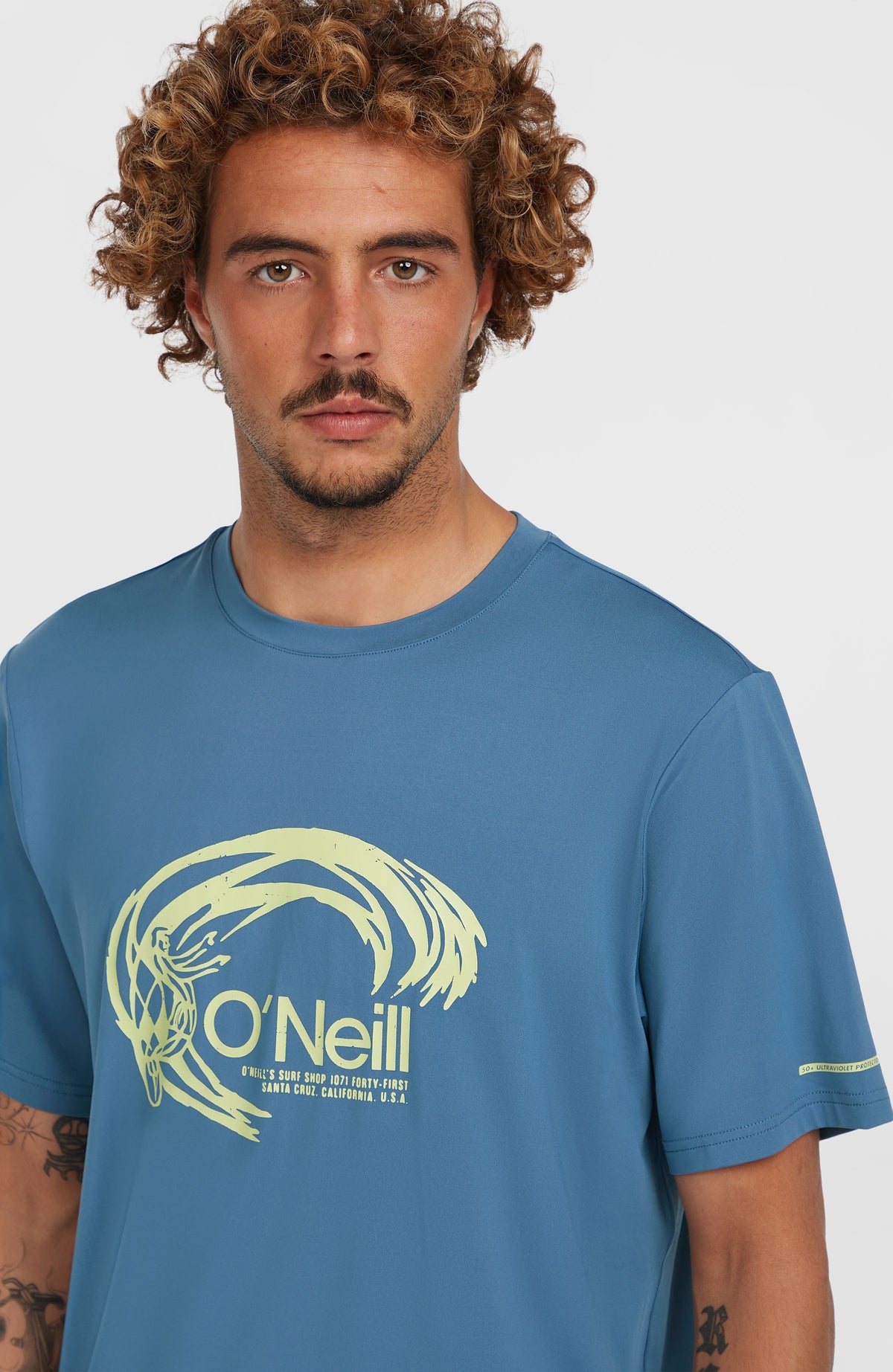 O'Riginals Hybrid T-Shirt für Herren, blau mit Logo-Print in Gelb, Nahaufnahme am Model