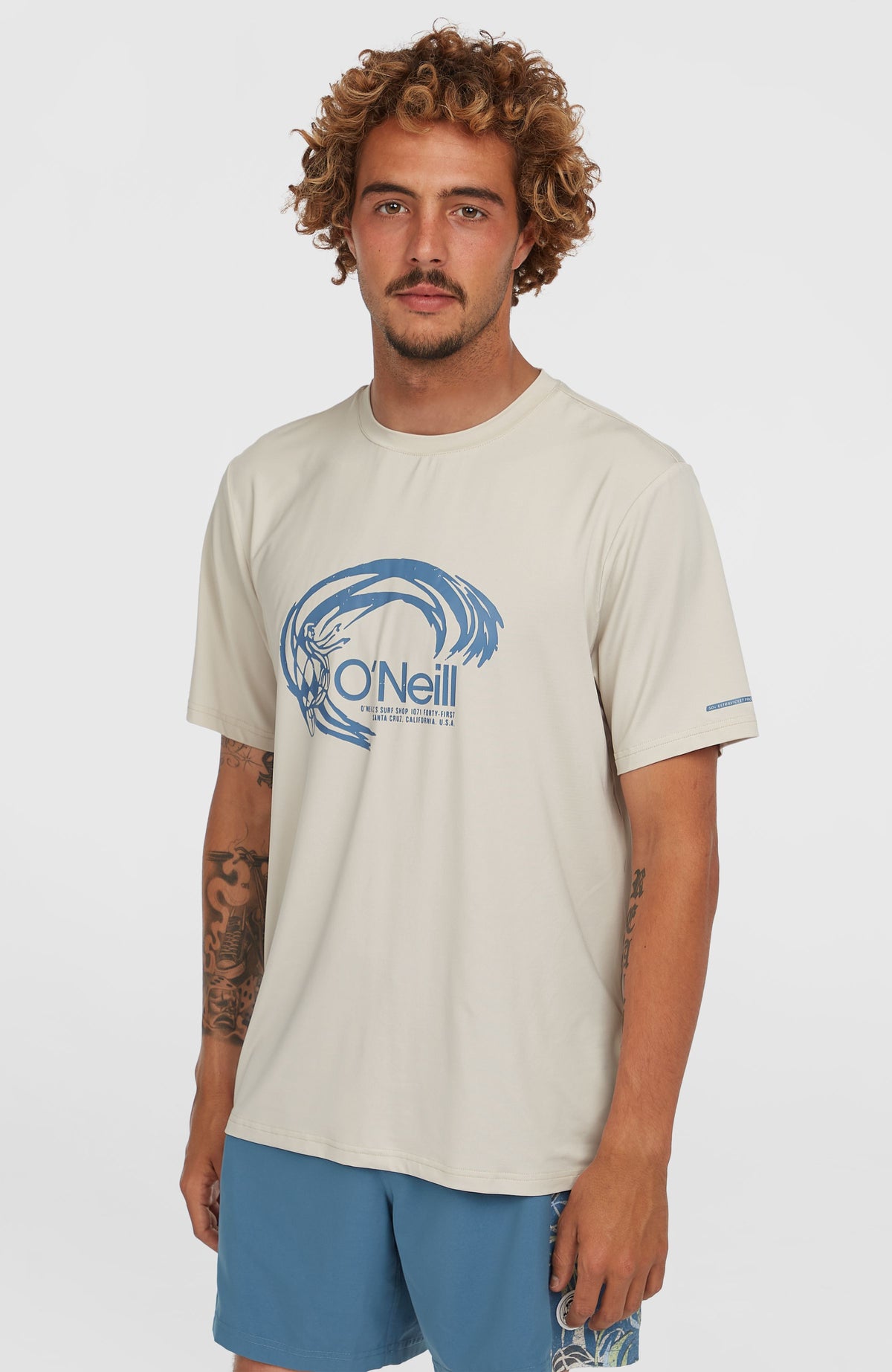 O'Neill O'Riginals Hybrid UPF 50+ Graphic T-Shirt für Herren, beige mit Grafik-Print in Blau, am Model