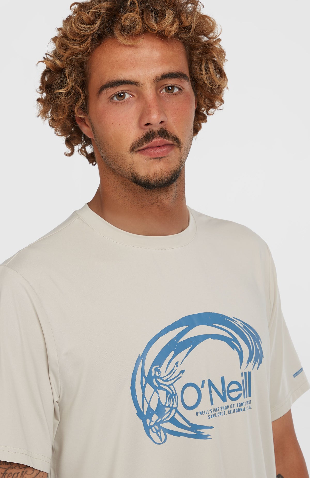 O'Riginals Hybrid UPF 50+ Graphic T-Shirt, beige, Nahaufnahme von Rundhalsausschnitt und Grafik-Print am Model