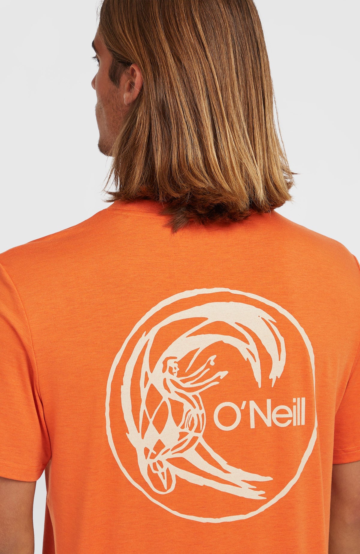 O'Riginals Hybrid T-Shirt für Herren, orange mit Logo-Print in Cremeweiß, Nahaufnahme der Rückenpartie am Model