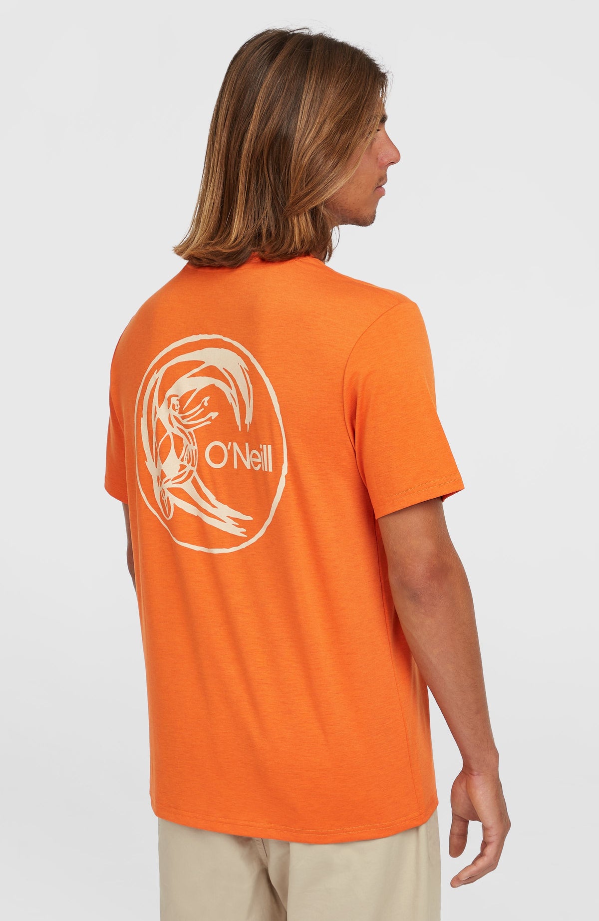 O'Riginals Hybrid T-Shirt für Herren, orange mit Logo-Print in Cremeweiß, getragen am Model von schräg hinten