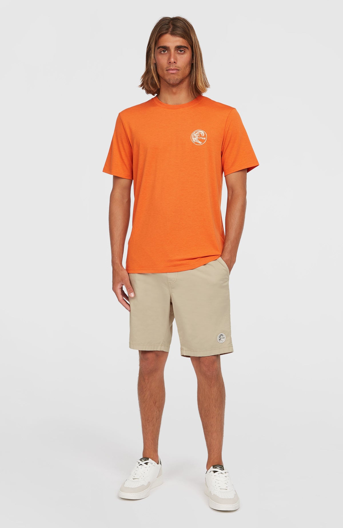 O'Riginals Hybrid T-Shirt für Herren, orange mit Logo-Print in Cremeweiß, Ganzkörperansicht am Model von vorne