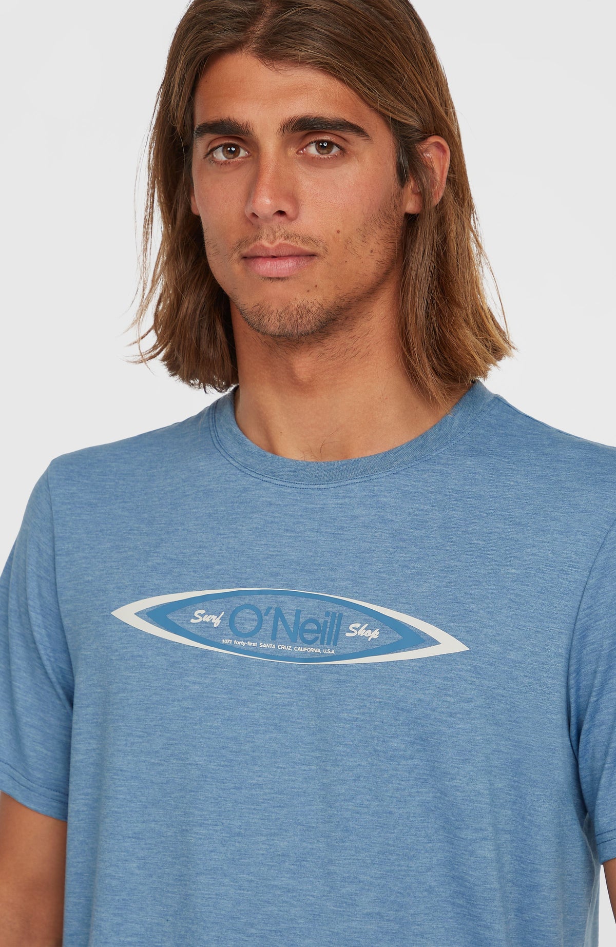 Nahaufnahme des Logo-Prints auf dem blauen O'Riginals Hybrid T-Shirt mit Rundhalsausschnitt