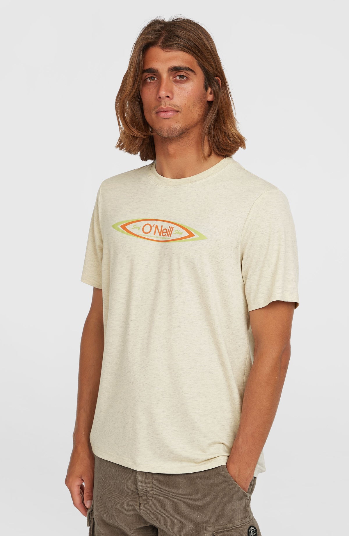 O'Neill O'Riginals Hybrid Polygiene Graphic T-Shirt für Herren, beige mit Logo-Print in Orange und Grün, am Model
