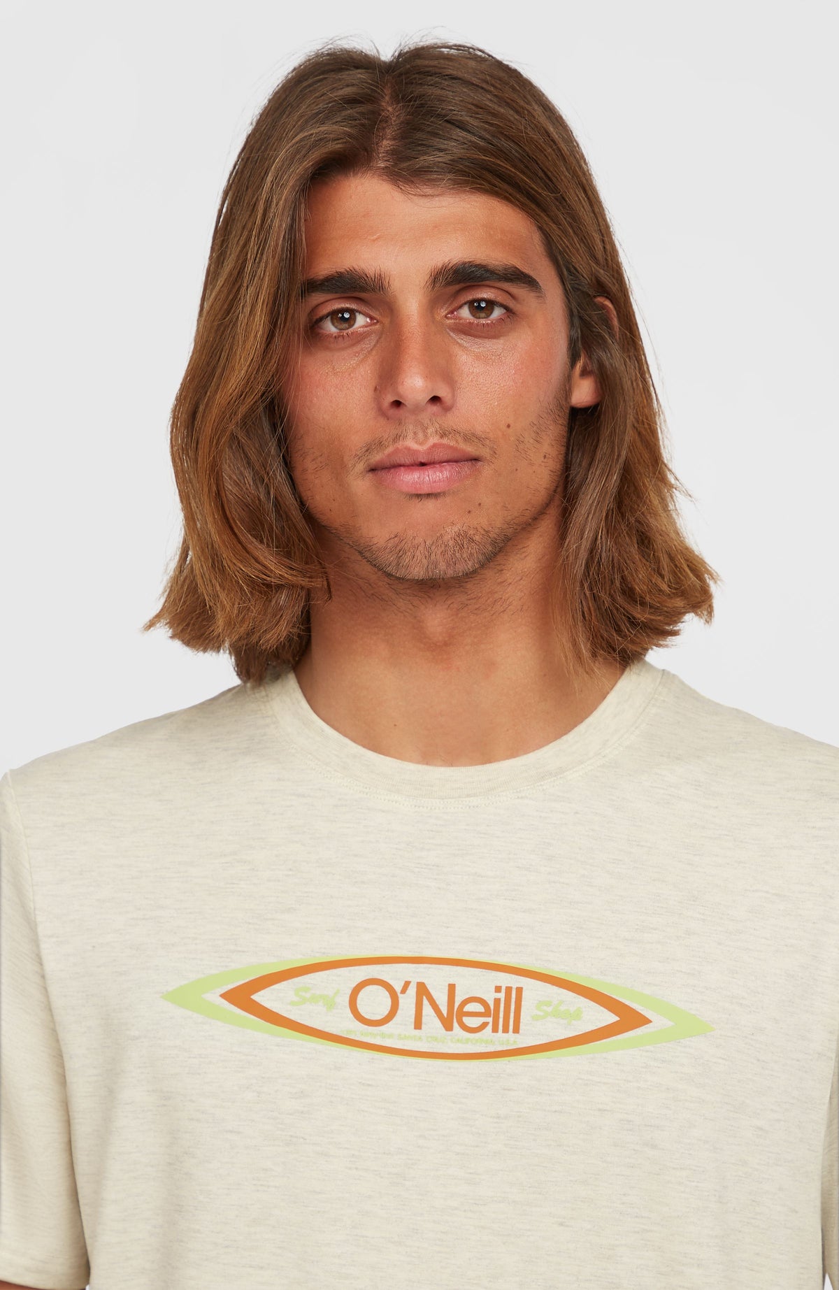 Nahaufnahme von Rundhalsausschnitt und Logo-Print des beigen O'Riginals Hybrid T-Shirts für Herren, am Model