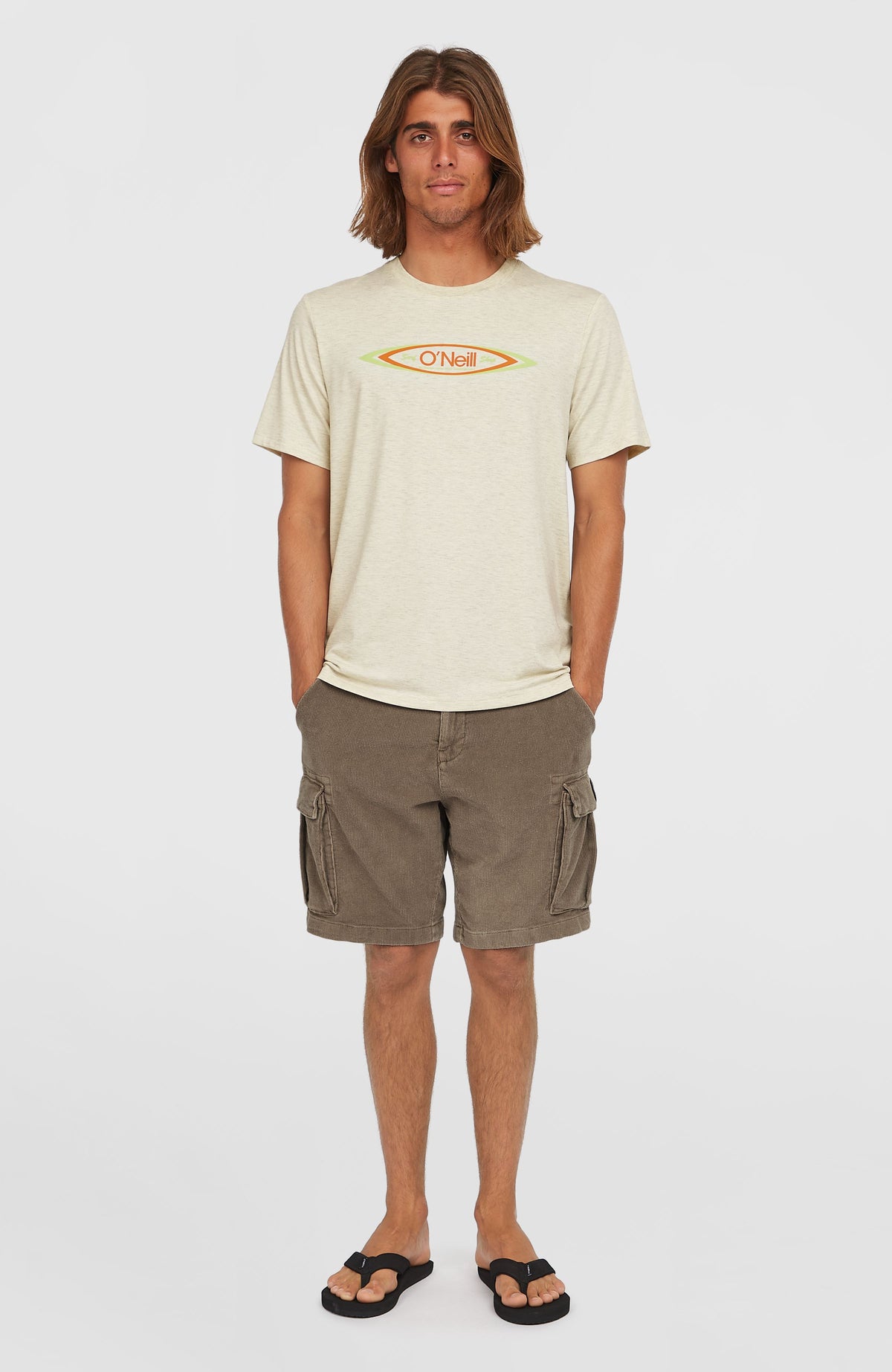 O'Riginals Hybrid T-Shirt für Herren, beige mit Logo-Print in Orange und Grün, Ganzkörperansicht am Model