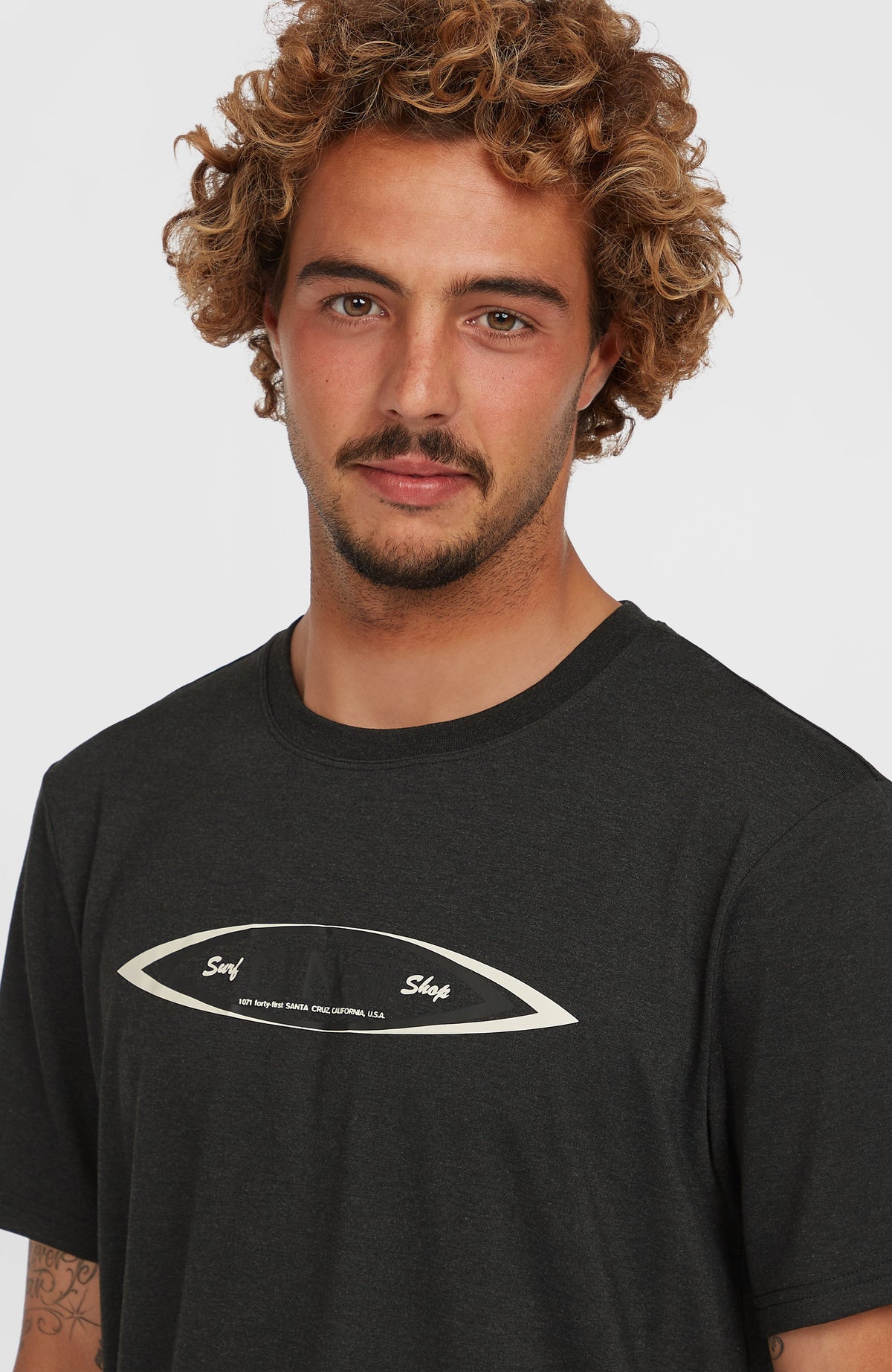 Nahaufnahme von Rundhalsausschnitt und Logo-Print des schwarzen O'Riginals Hybrid T-Shirts