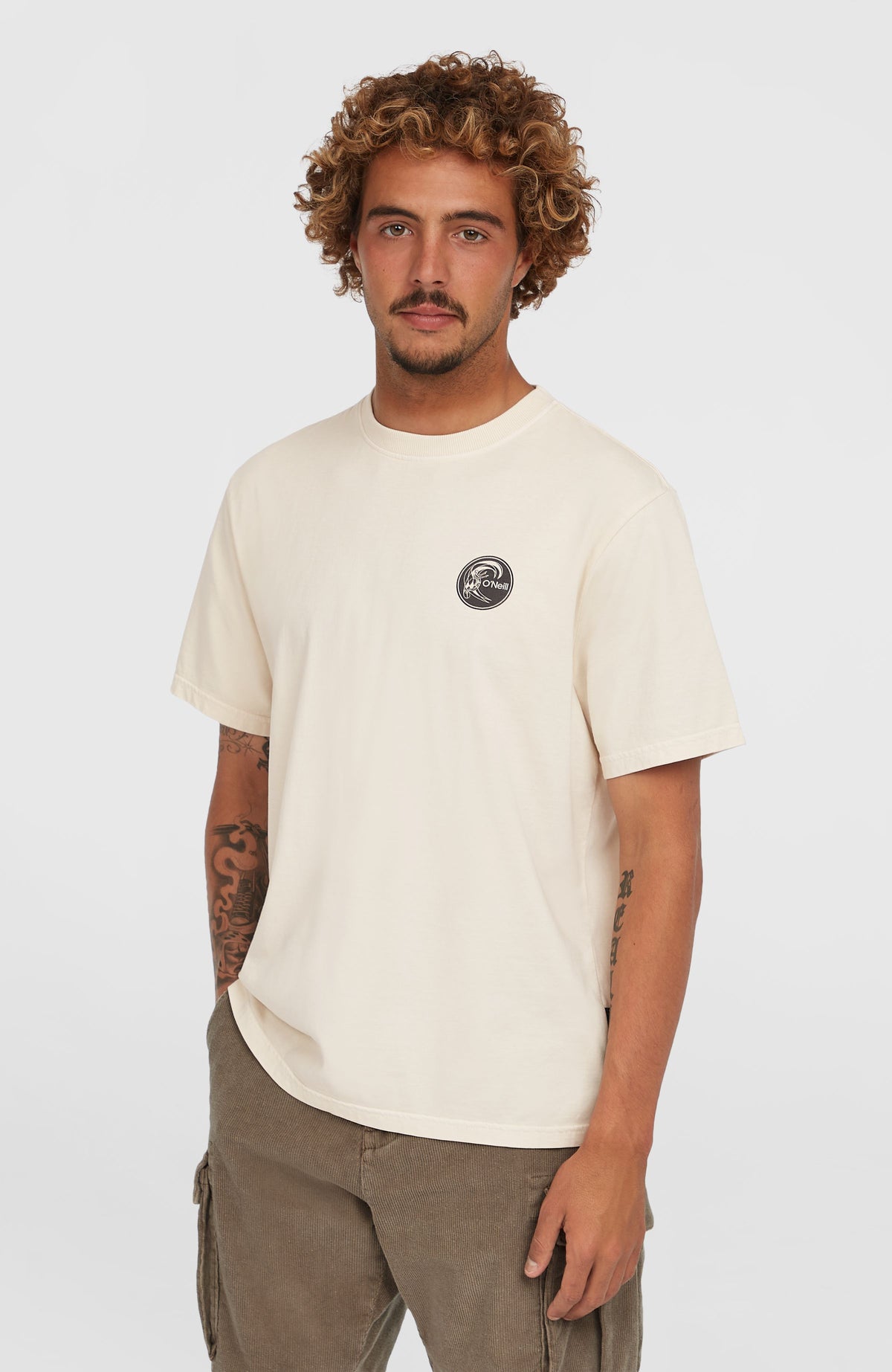 O'Neill O'Riginals 70s Graphic T-Shirt für Herren, beige mit Grafik-Print in Gelb und Schwarz, Vorderansicht am Model