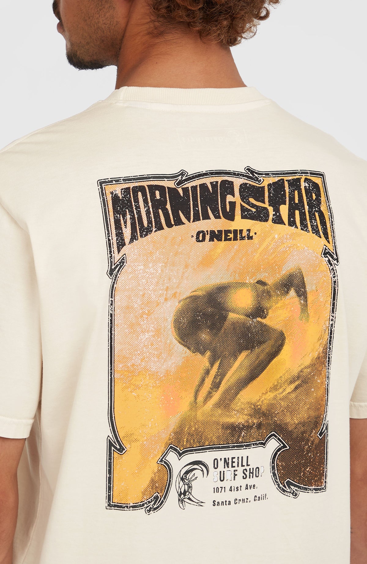 Nahaufnahme des Rücken-Prints am beigen O'Riginals 70s Graphic T-Shirt mit Grafik-Print in Gelb und Schwarz am Model