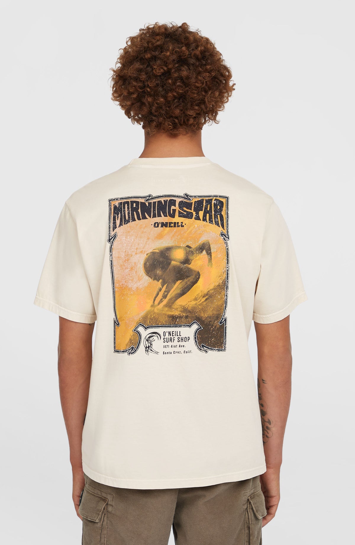 O'Riginals 70s Graphic T-Shirt für Herren, beige mit Grafik-Print in Gelb und Schwarz, Rückansicht am Model