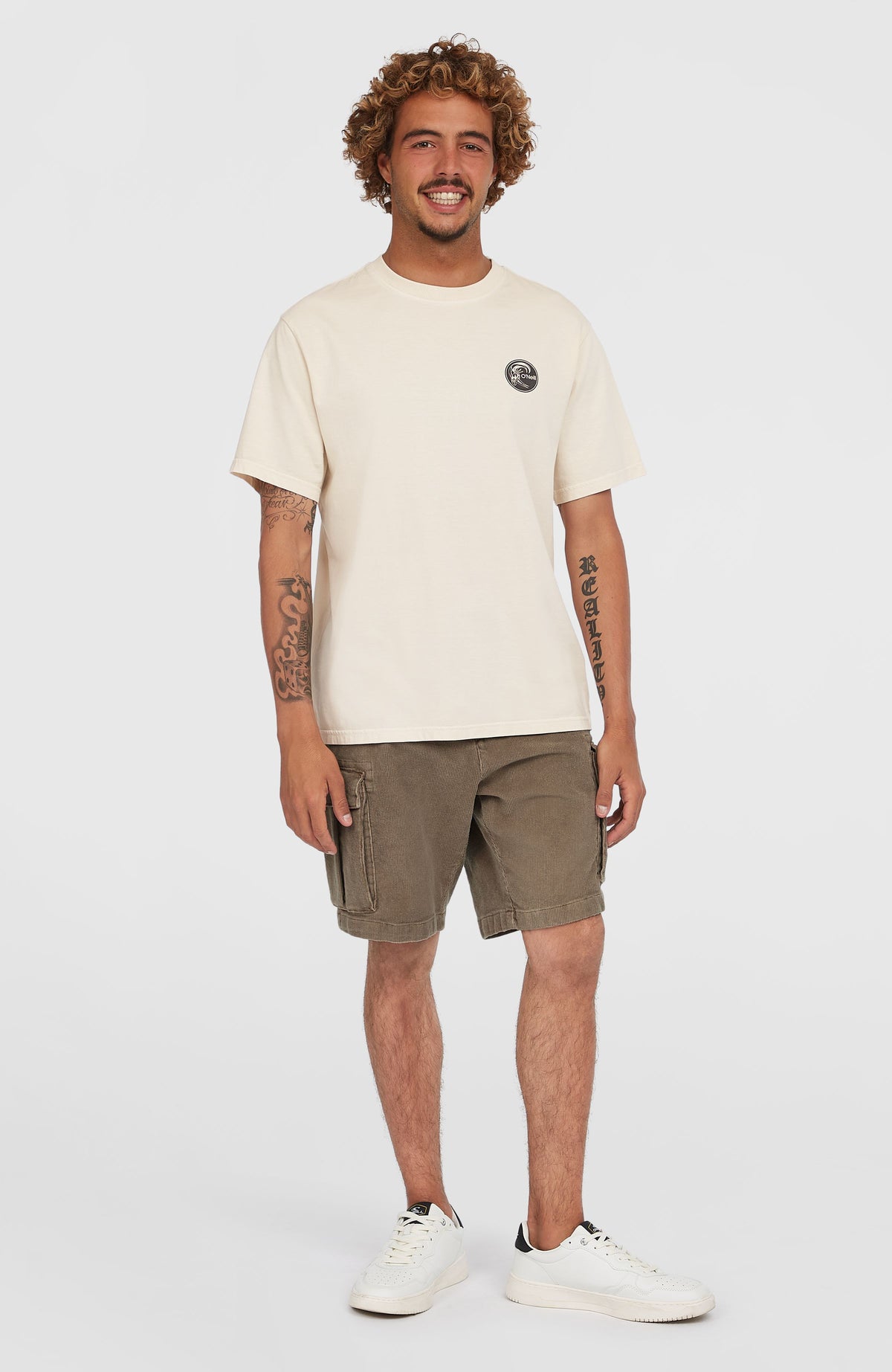 O'Riginals 70s Graphic T-Shirt für Herren, beige mit Grafik-Print in Gelb und Schwarz, Ganzkörperansicht am Model