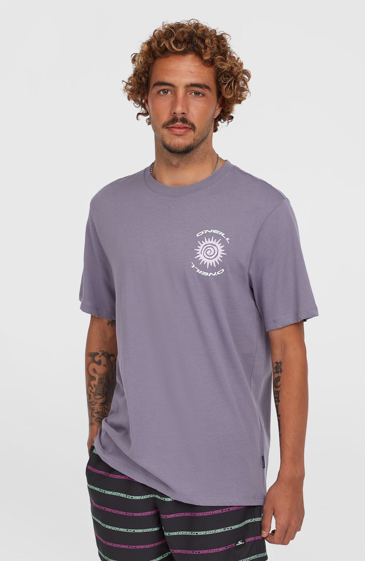 O'Neill Photo Print T-Shirt für Herren, lila mit Grafikprint in Weiß und Schwarz, Vorderansicht am Model