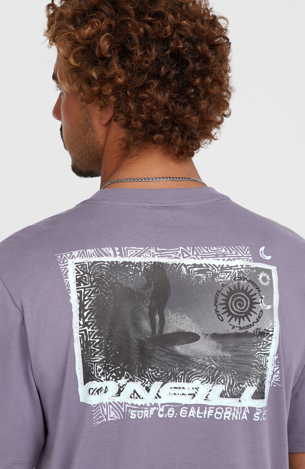 Nahaufnahme der Rückseite des lila Photo Print T-Shirt für Herren mit großem Grafikprint in Weiß und Schwarz