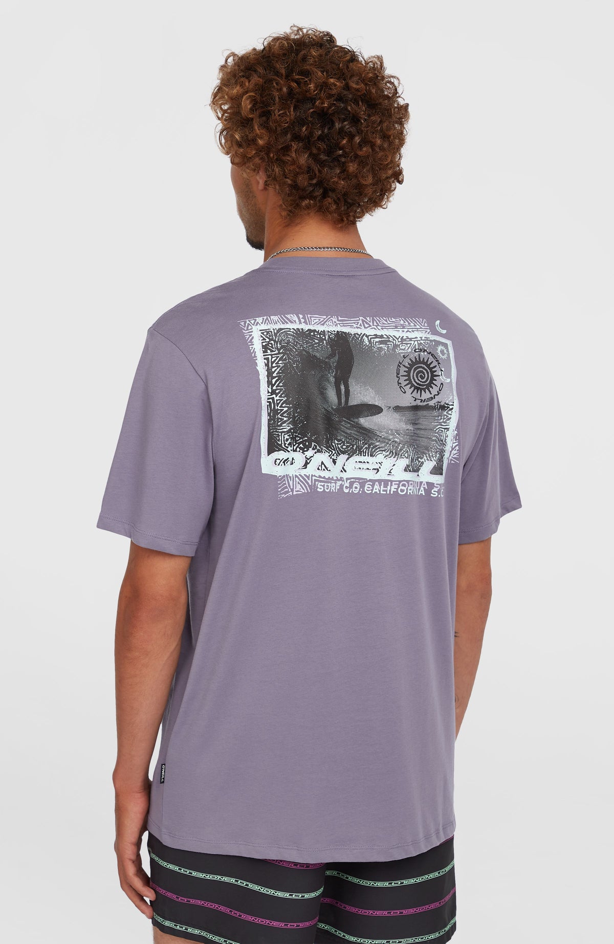 Photo Print T-Shirt für Herren, lila mit Grafikprint in Weiß und Schwarz, Rückansicht getragen am Model