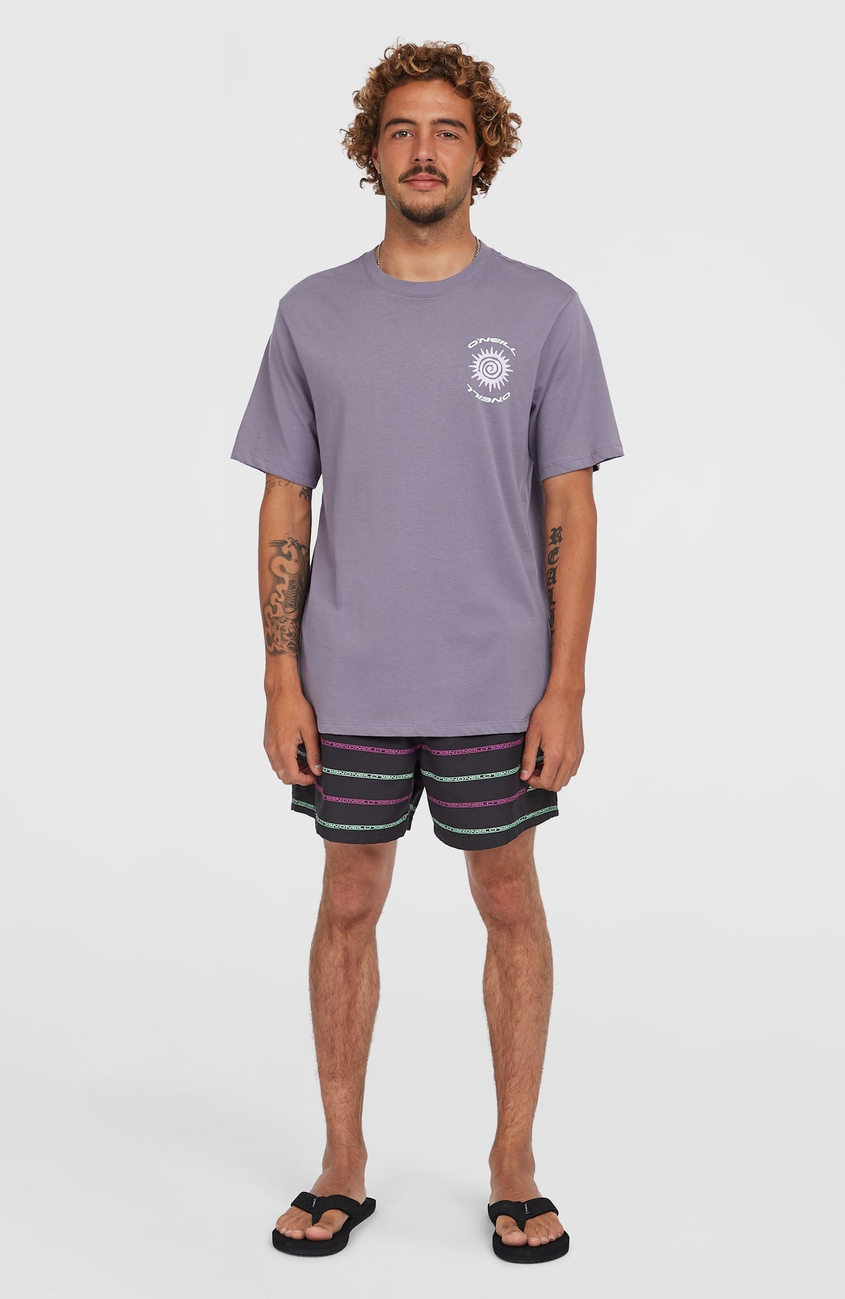 Photo Print T-Shirt für Herren, lila mit Grafikprint in Weiß und Schwarz, Ganzkörperansicht von vorne am Model