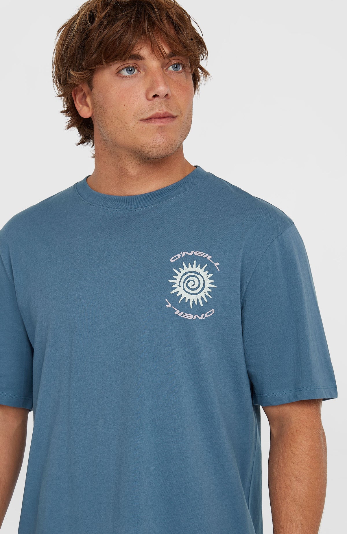 Nahaufnahme des blauen Photo Print T-Shirt für Herren mit Foto-Print in Weiß, Brustprint und Rundhalsausschnitt