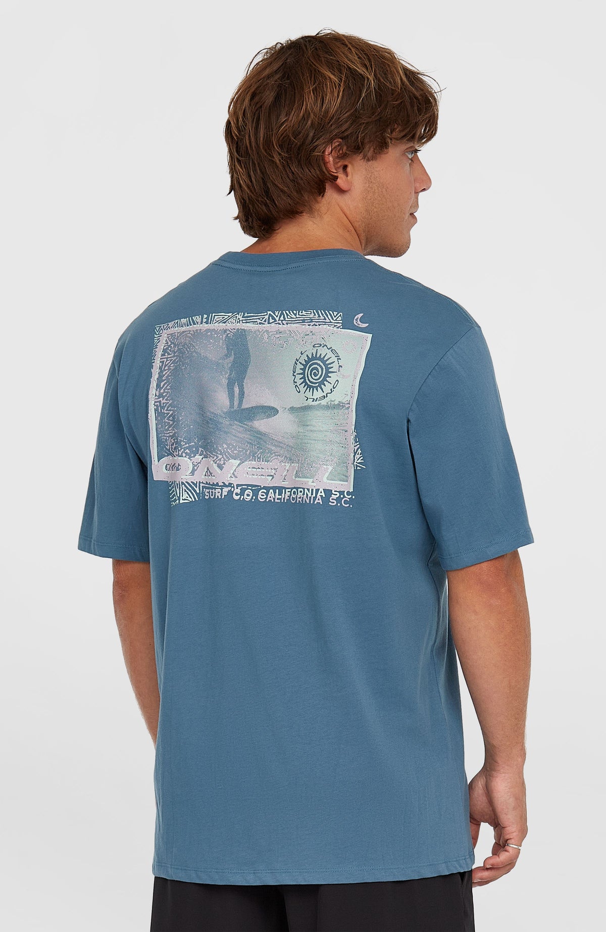 Photo Print T-Shirt für Herren, blau mit Foto-Print in Weiß, Rückansicht am Model mit großem Motiv auf dem Rücken