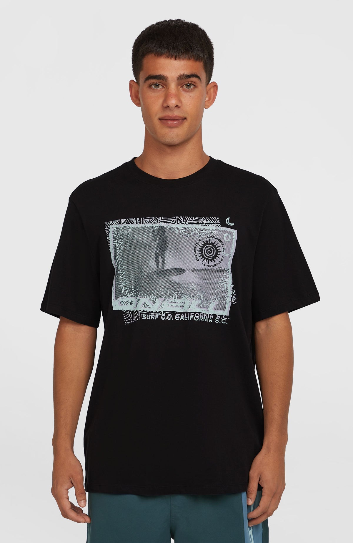 O'Neill Photo Print T-Shirt für Herren, schwarz mit Foto-Print in Hellblau und Weiß, Vorderansicht am Model