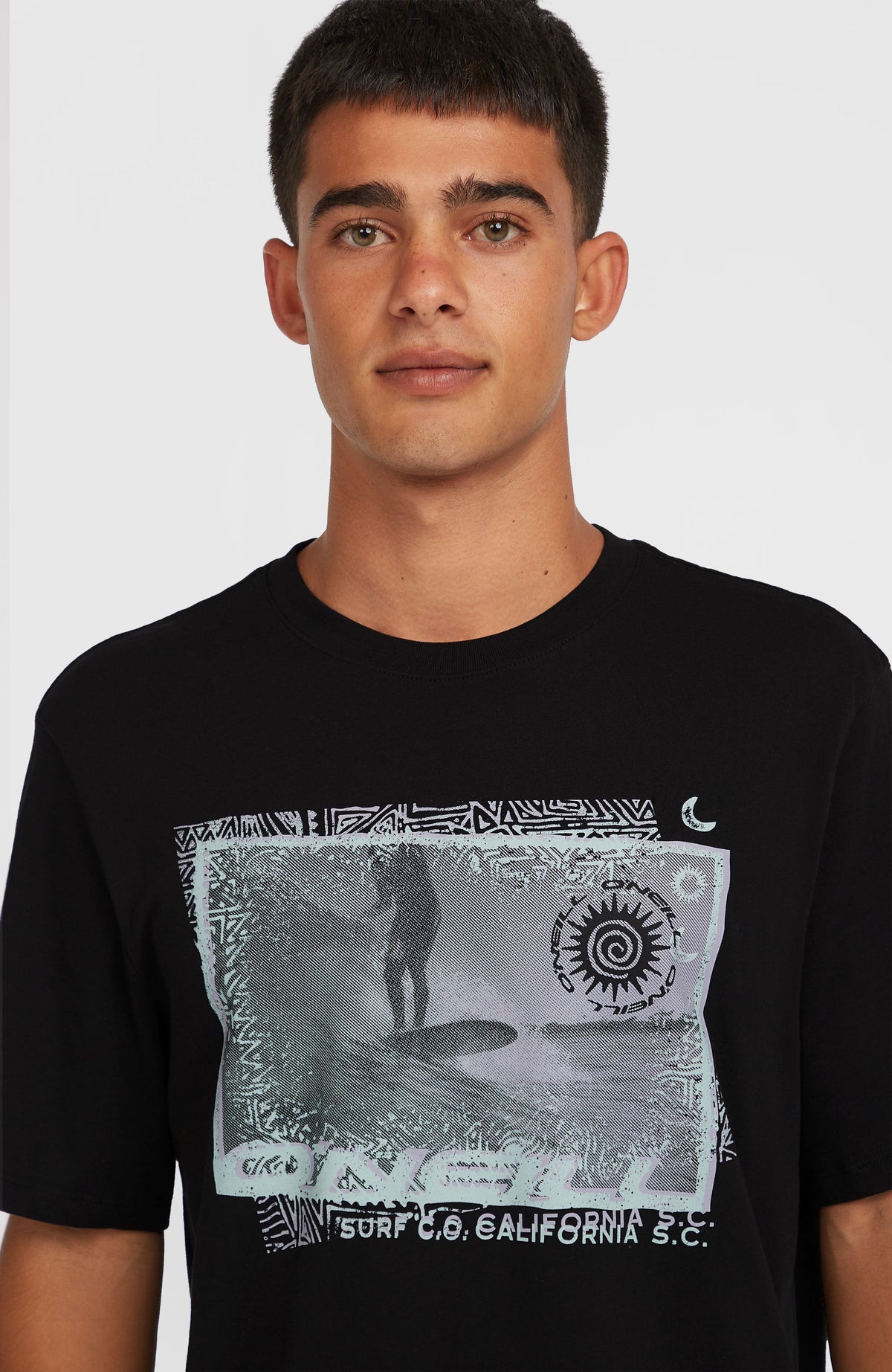 Photo Print T-Shirt für Herren, schwarz mit Foto-Print in Hellblau und Weiß, Nahaufnahme am Model