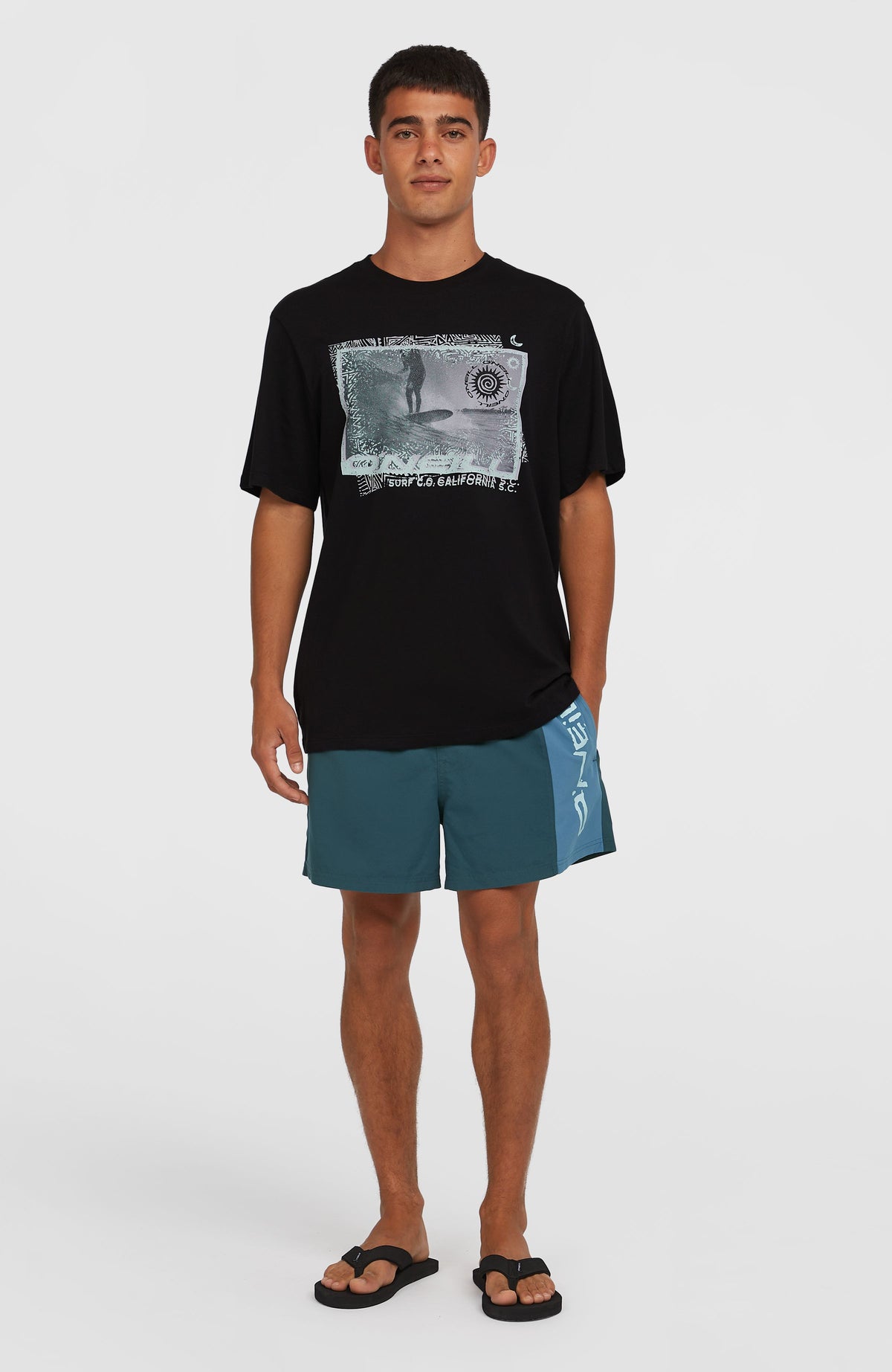 Photo Print T-Shirt für Herren, schwarz mit Foto-Print in Hellblau und Weiß, Ganzkörperansicht am Model