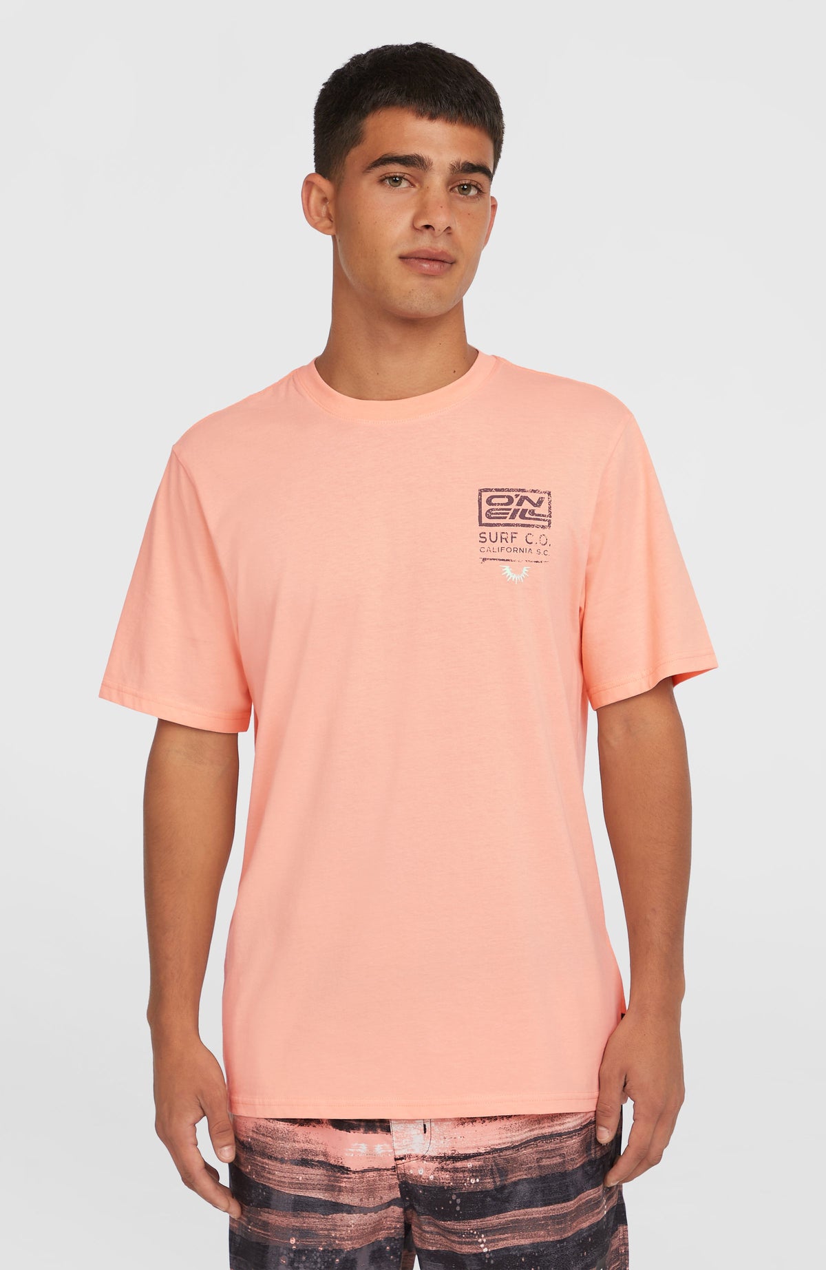 O'Neill Retro Graphic T-Shirt für Herren, pink mit Grafik-Print in Schwarz und Türkis, Vorderansicht am Model