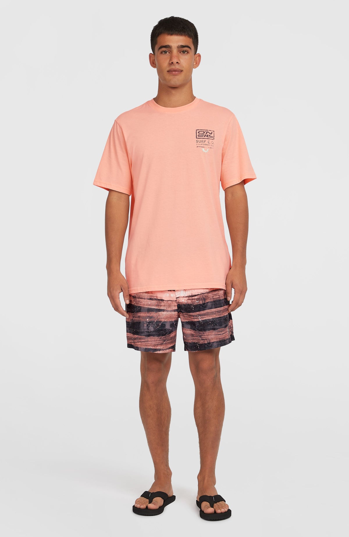 Retro Graphic T-Shirt für Herren, pink mit Grafik-Print in Schwarz und Türkis, Ganzkörperansicht am Model