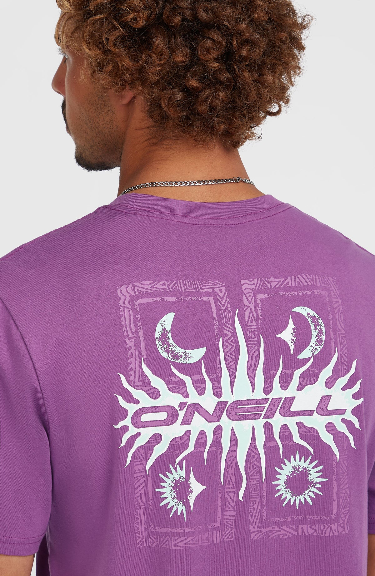 Retro Graphic T-Shirt für Herren, lila mit Grafik-Print in Weiß, Nahaufnahme der Rückseite am Model