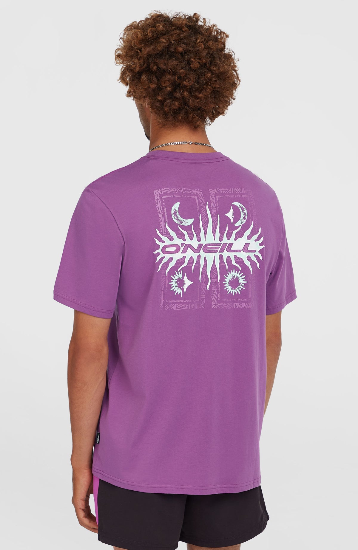 Retro Graphic T-Shirt für Herren, lila mit Grafik-Print in Weiß, Rückansicht am Model