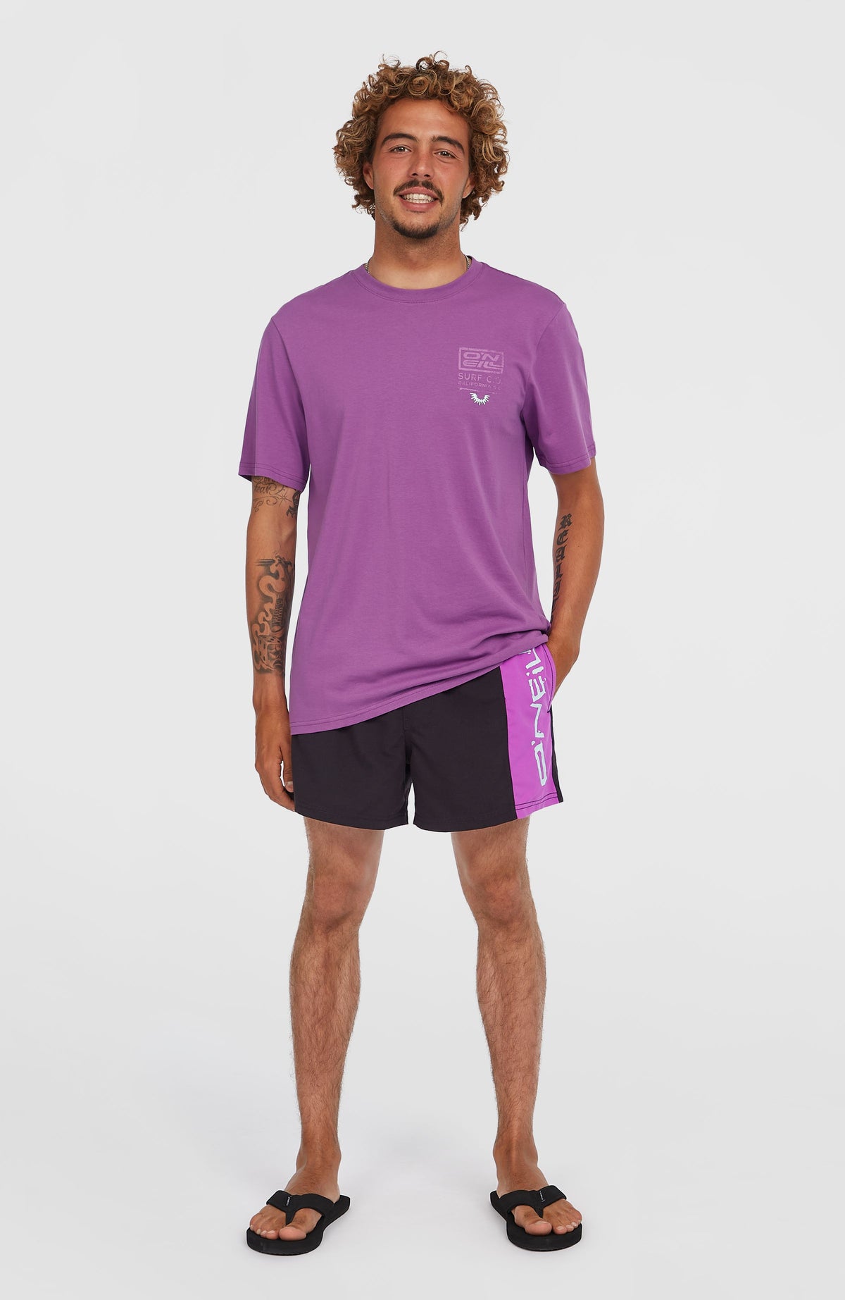 Retro Graphic T-Shirt für Herren, lila mit Grafik-Print in Weiß, Ganzkörperansicht am Model