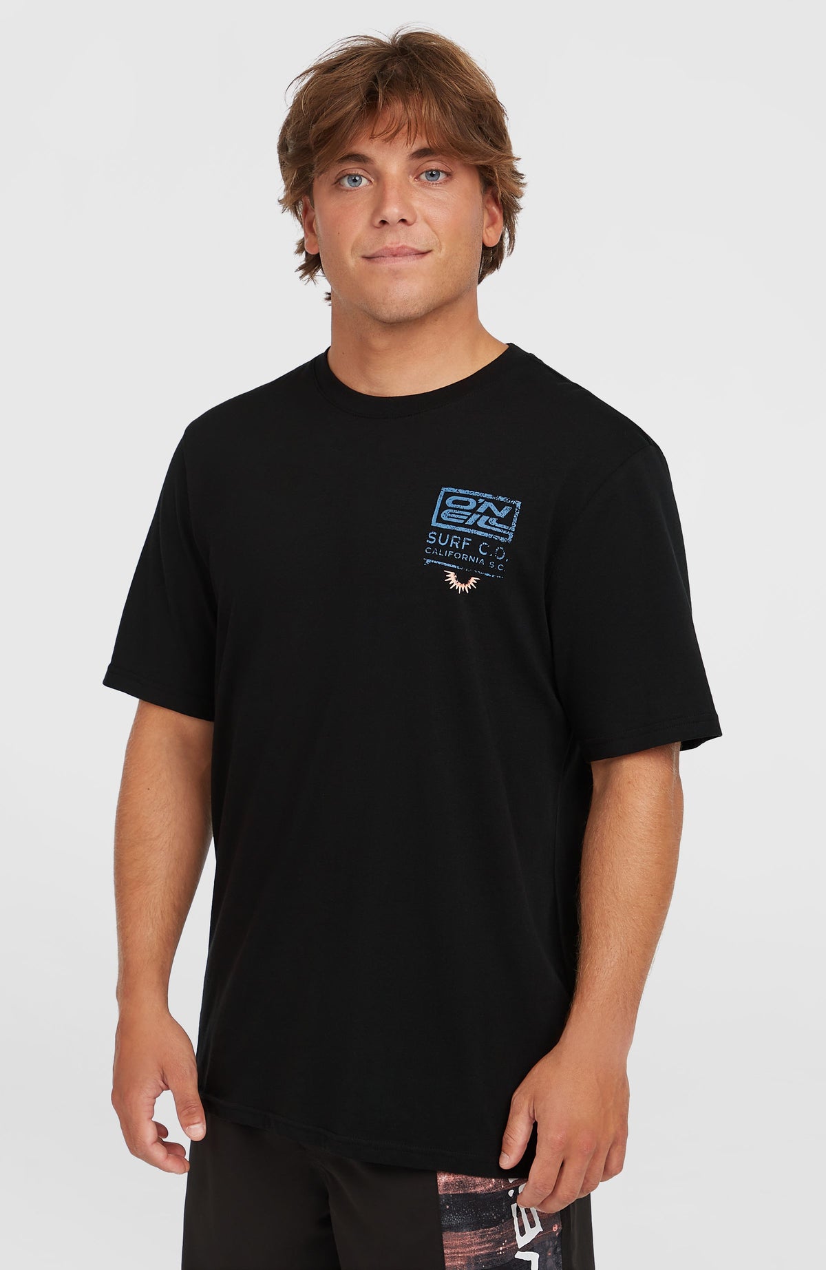 O'Neill Retro Graphic T-Shirt für Herren, schwarz mit Grafik-Print in Blau und Gelb, Vorderansicht am Model