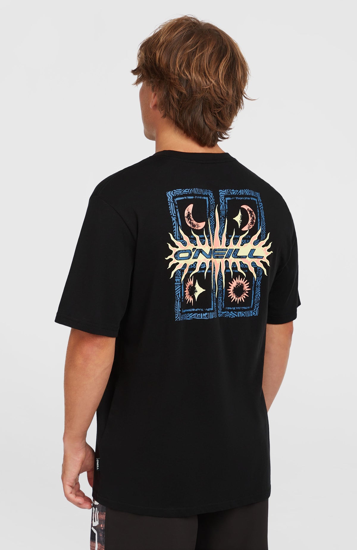 Retro Graphic T-Shirt für Herren, schwarz mit Grafik-Print in Blau und Gelb, Rückansicht getragen am Model