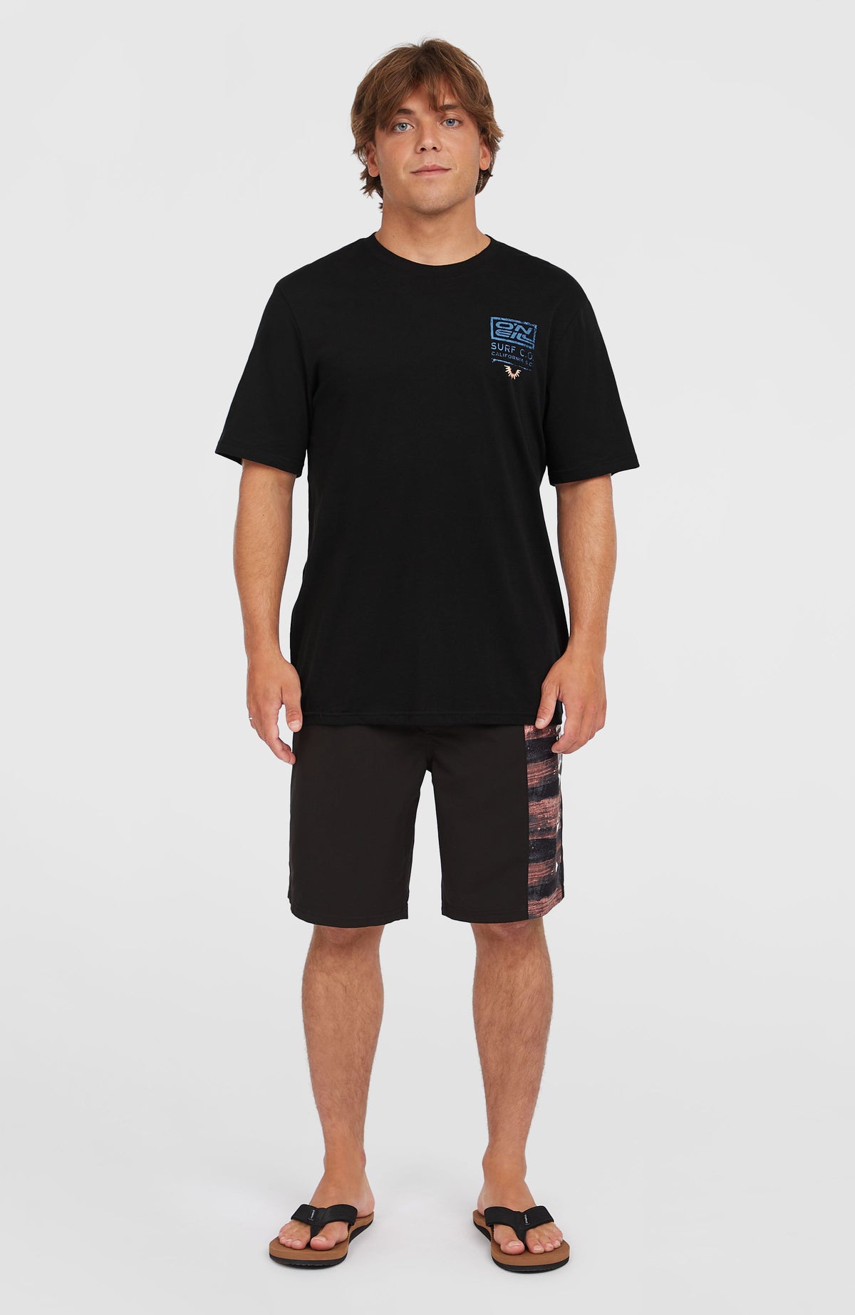 Retro Graphic T-Shirt für Herren, schwarz mit Grafik-Print in Blau und Gelb, Ganzkörperansicht am Model