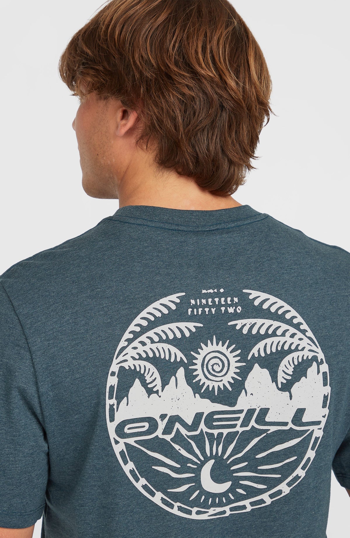 Back Print T-Shirt für Herren, blau mit Logo-Print in Weiß, Nahaufnahme des Rückenprints am Model