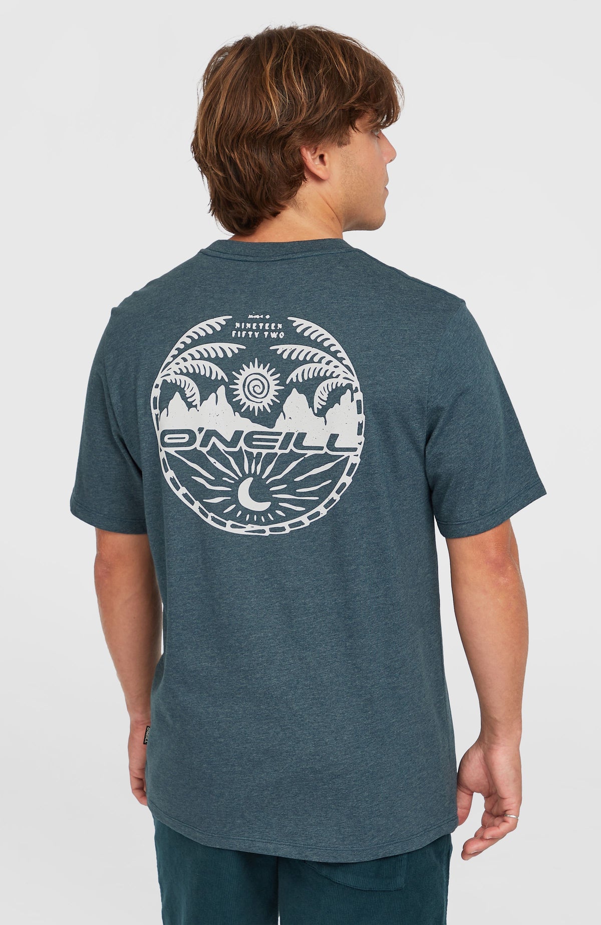 Back Print T-Shirt für Herren, blau mit Logo-Print in Weiß, Rückansicht getragen am Model