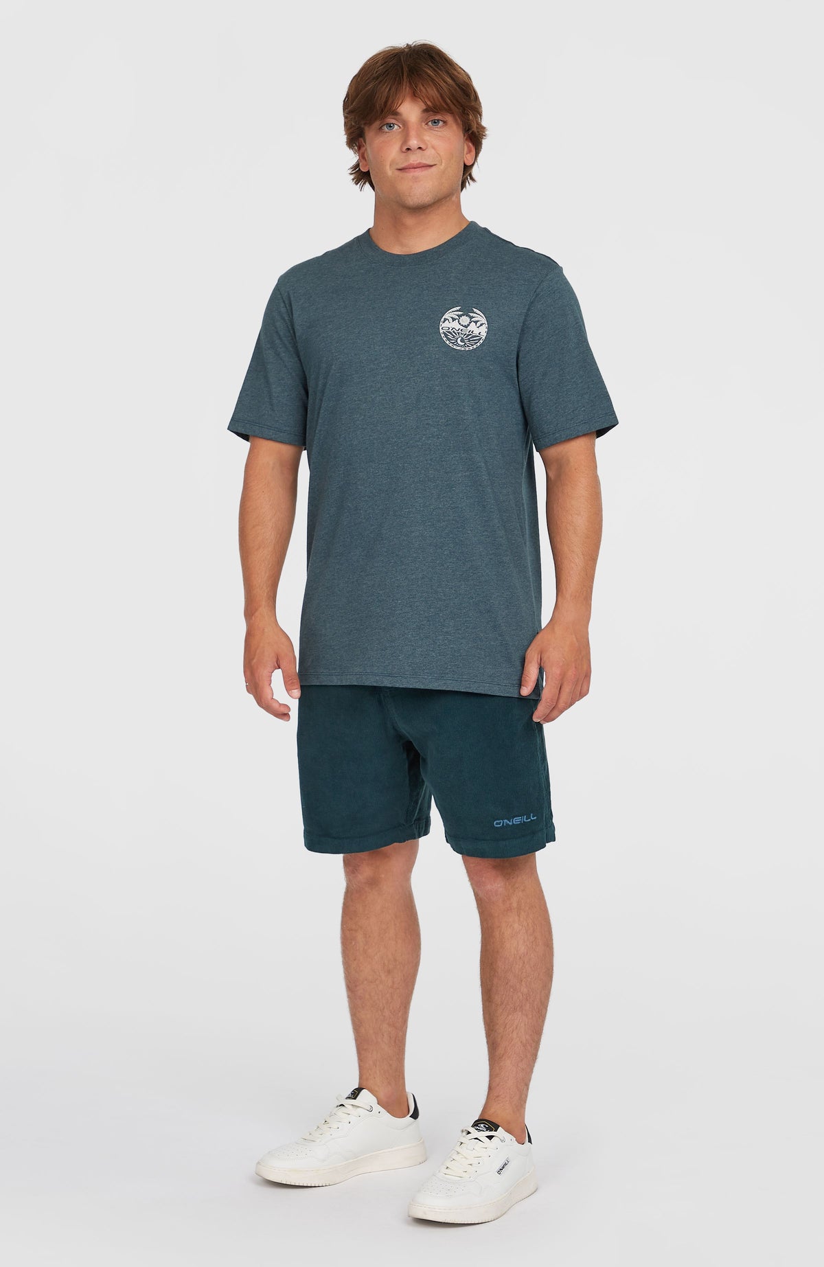 Back Print T-Shirt für Herren, blau mit Logo-Print in Weiß, Ganzkörperansicht am Model