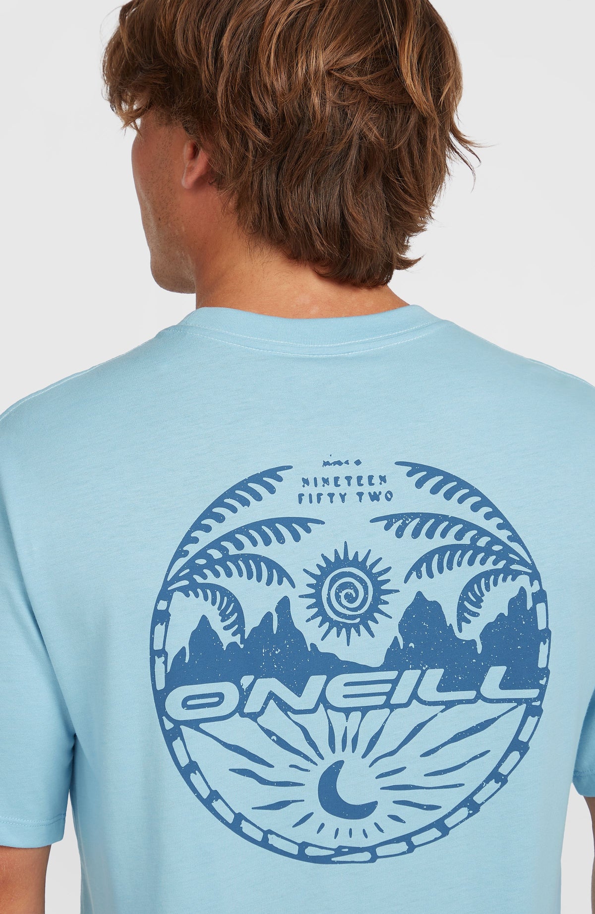 Back Print T-Shirt für Herren, blau mit Grafik-Print in Dunkelblau, Nahaufnahme des Rückenprints am Model