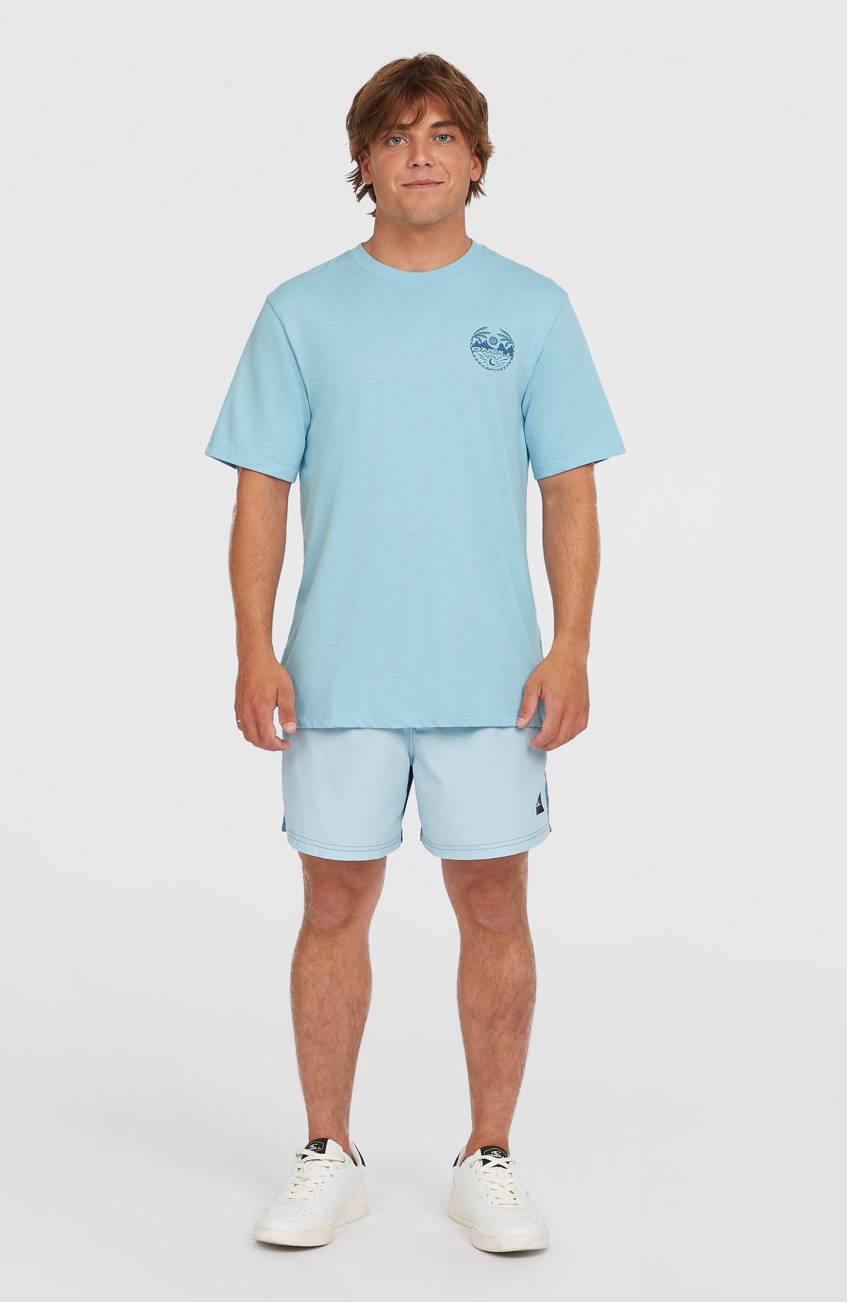 Back Print T-Shirt für Herren, blau mit Grafik-Print in Dunkelblau, Ganzkörperansicht von vorne am Model