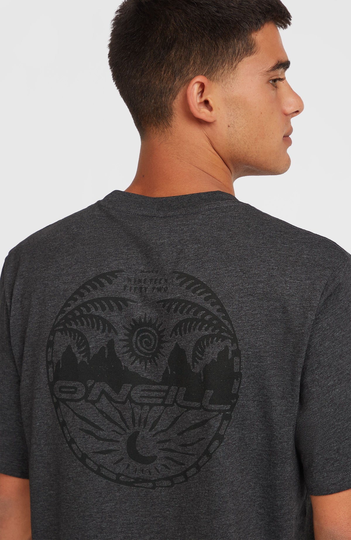 Nahaufnahme der Rückenpartie des schwarzen Back Print T-Shirt mit großem Grafikprint am Model