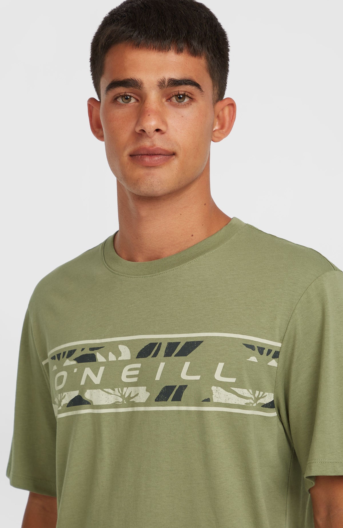 Front Graphic T-Shirt für Herren, grün, Nahaufnahme am Model mit Fokus auf Rundhalsausschnitt und Logo-Print