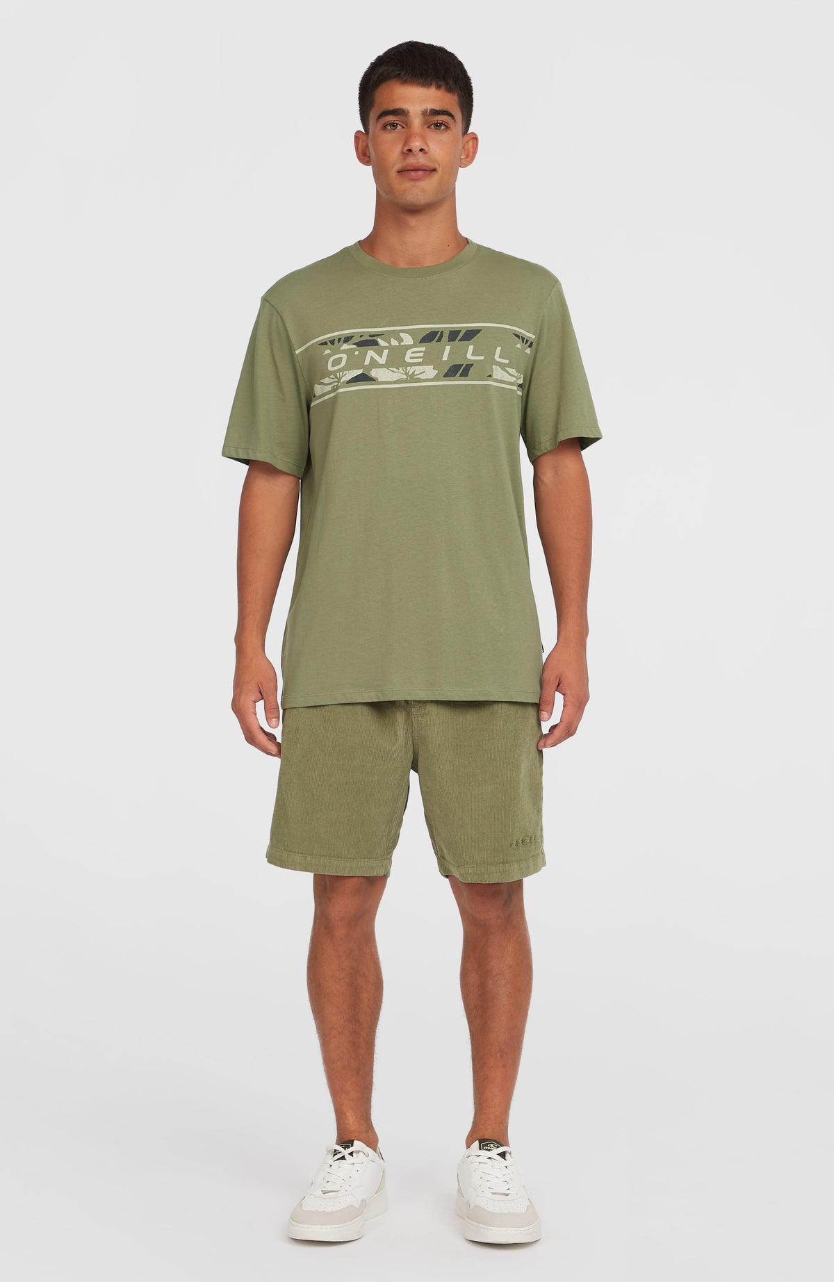 Front Graphic T-Shirt für Herren, grün mit Logo-Print in Cremeweiß und Schwarz, Ganzkörperansicht am Model