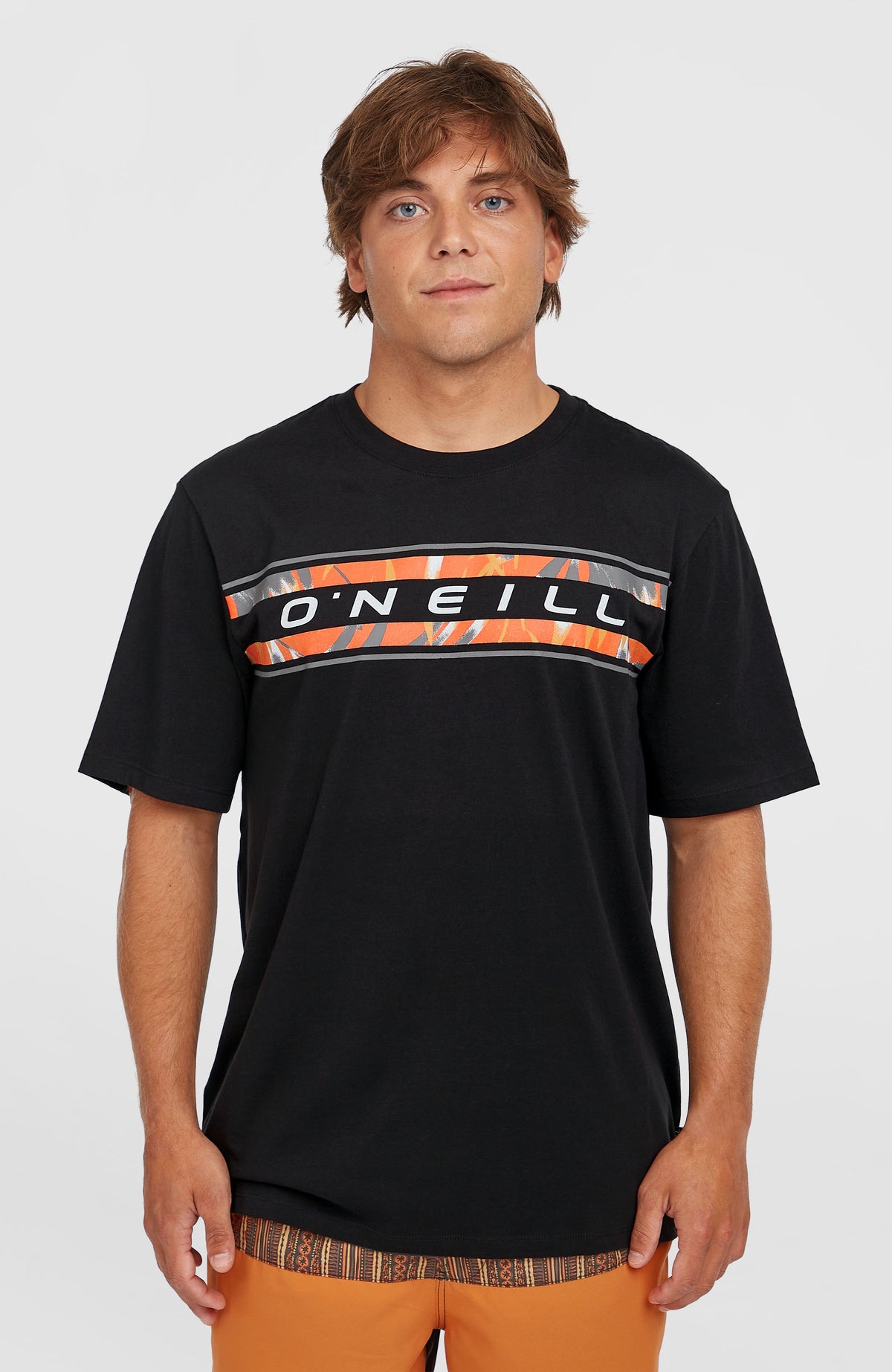 O'Neill Front Graphic T-Shirt für Herren, schwarz mit Logo-Print in Orange und Grau, Vorderansicht am Model