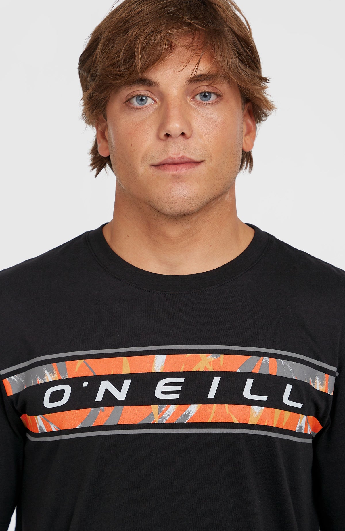 Nahaufnahme des Logo-Prints auf dem schwarzen Front Graphic T-Shirt für Herren, Rundhalsausschnitt