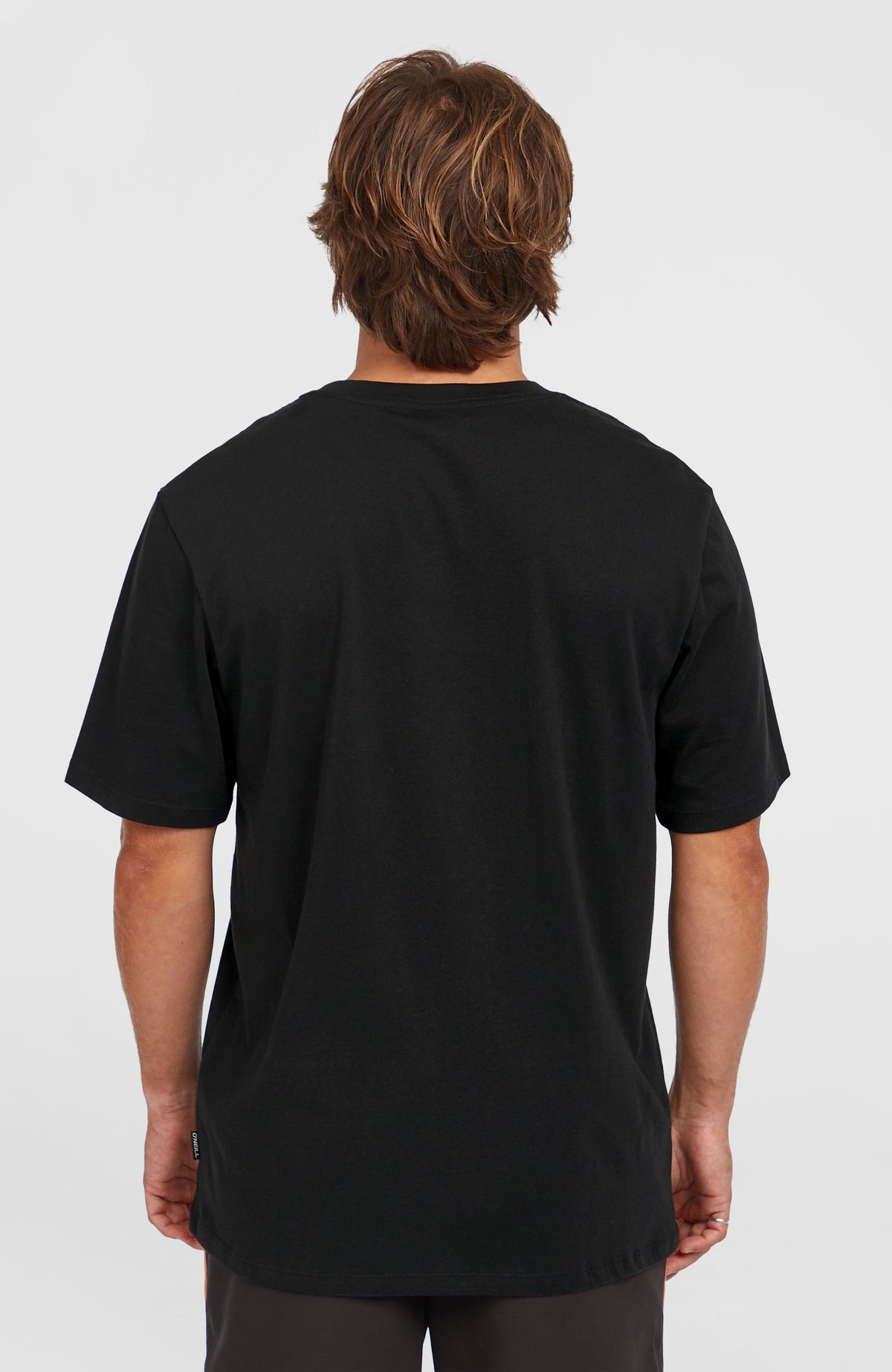 Schwarzes Front Graphic T-Shirt für Herren, Rückansicht am Model mit kleinem Web-Label am Saum