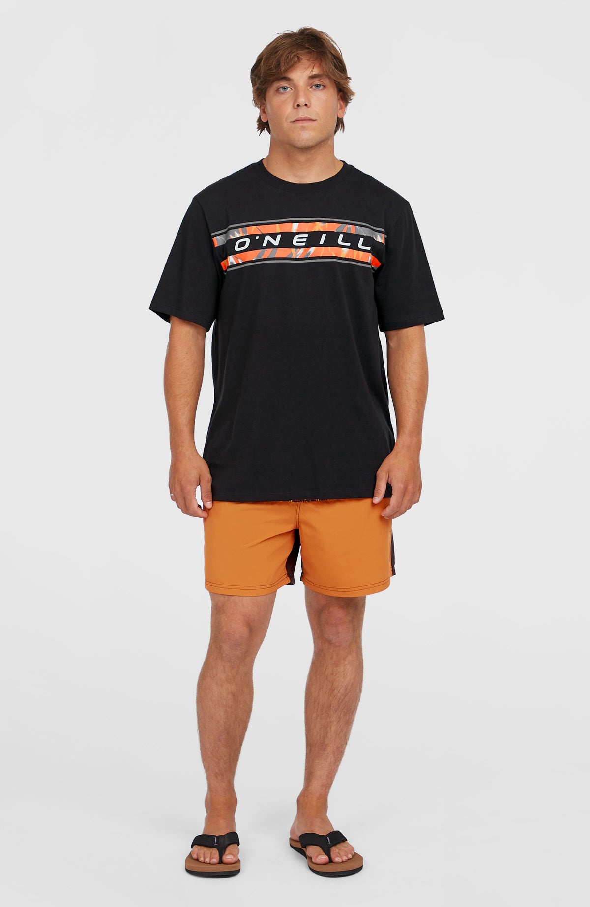 Front Graphic T-Shirt für Herren, schwarz mit Logo-Print in Orange und Grau, Ganzkörperansicht am Model