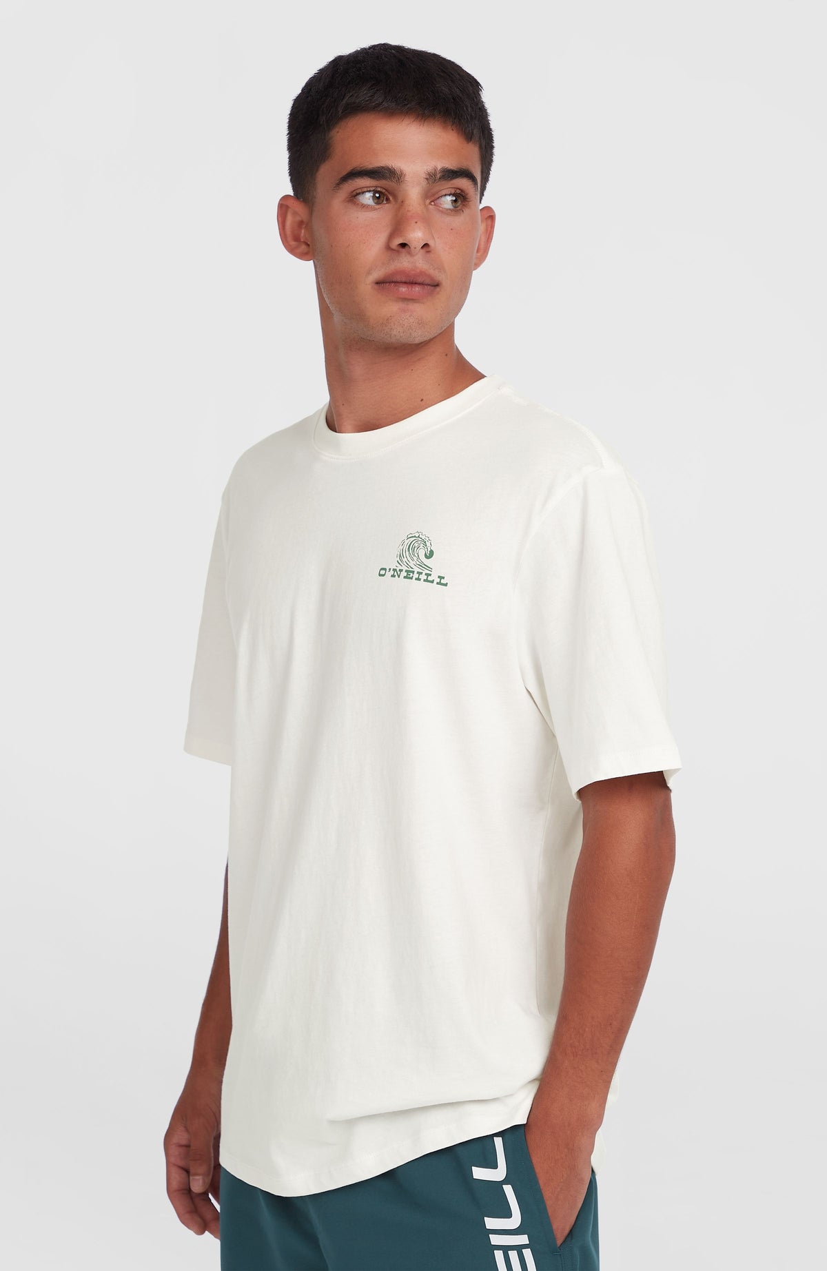 O'Neill Surf Co T-Shirt für Herren, weiß mit Logo-Print in Grün, Vorderansicht getragen am Model im Halbprofil